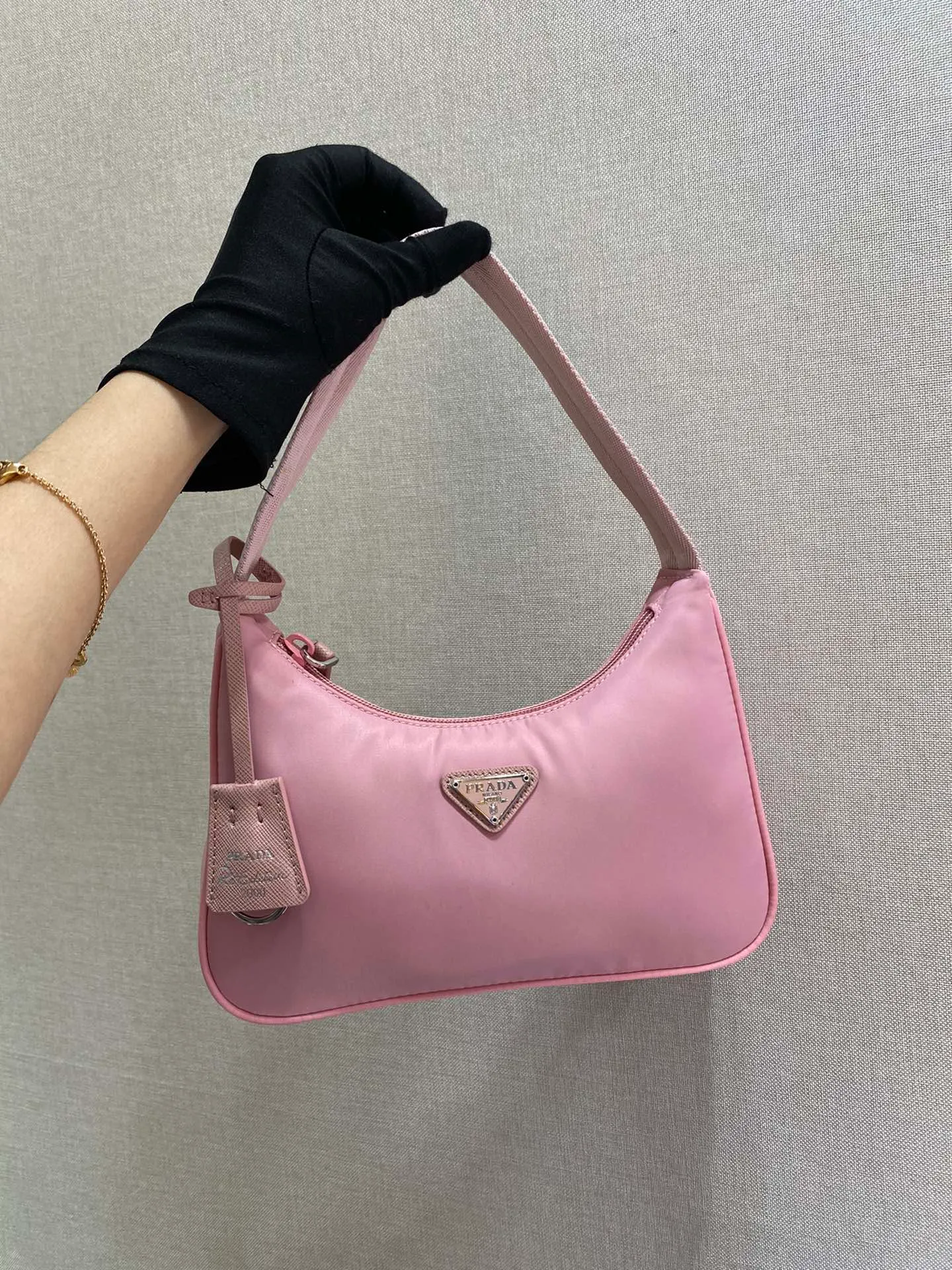 💰660🔥New color Barbie powder🔥Original quality👍👍1NE515 moon-shaped second-hand bag, made of imported original parachute fabric, light and practical Hobo armpit bag, super simple and eye-catching👍👍, small/light/packable/easy to wear/fashionable armpit bag, and can be carried by hand, super easy to use😍😍. It is currently the most popular bag among celebrities, don’t you feel excited😜😜, ladies, hurry up, length 23x height 13x base 5cm👏👏
