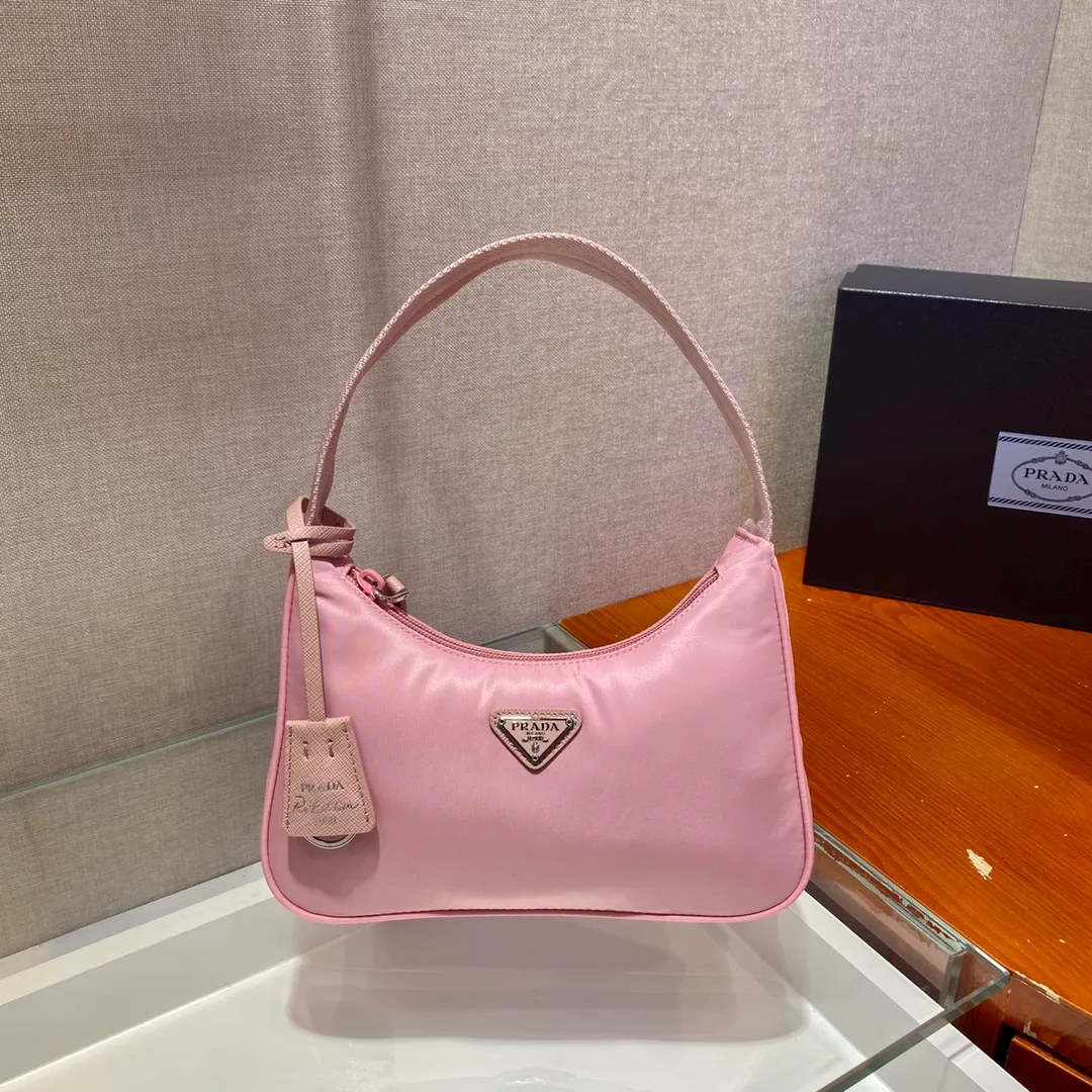 💰660🔥New color Barbie powder🔥Original quality👍👍1NE515 moon-shaped second-hand bag, made of imported original parachute fabric, light and practical Hobo armpit bag, super simple and eye-catching👍👍, small/light/packable/easy to wear/fashionable armpit bag, and can be carried by hand, super easy to use😍😍. It is currently the most popular bag among celebrities, don’t you feel excited😜😜, ladies, hurry up, length 23x height 13x base 5cm👏👏