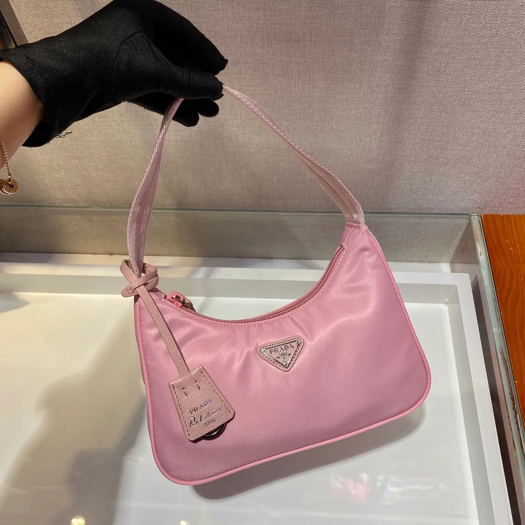 💰660🔥New color Barbie powder🔥Original quality👍👍1NE515 moon-shaped second-hand bag, made of imported original parachute fabric, light and practical Hobo armpit bag, super simple and eye-catching👍👍, small/light/packable/easy to wear/fashionable armpit bag, and can be carried by hand, super easy to use😍😍. It is currently the most popular bag among celebrities, don’t you feel excited😜😜, ladies, hurry up, length 23x height 13x base 5cm👏👏