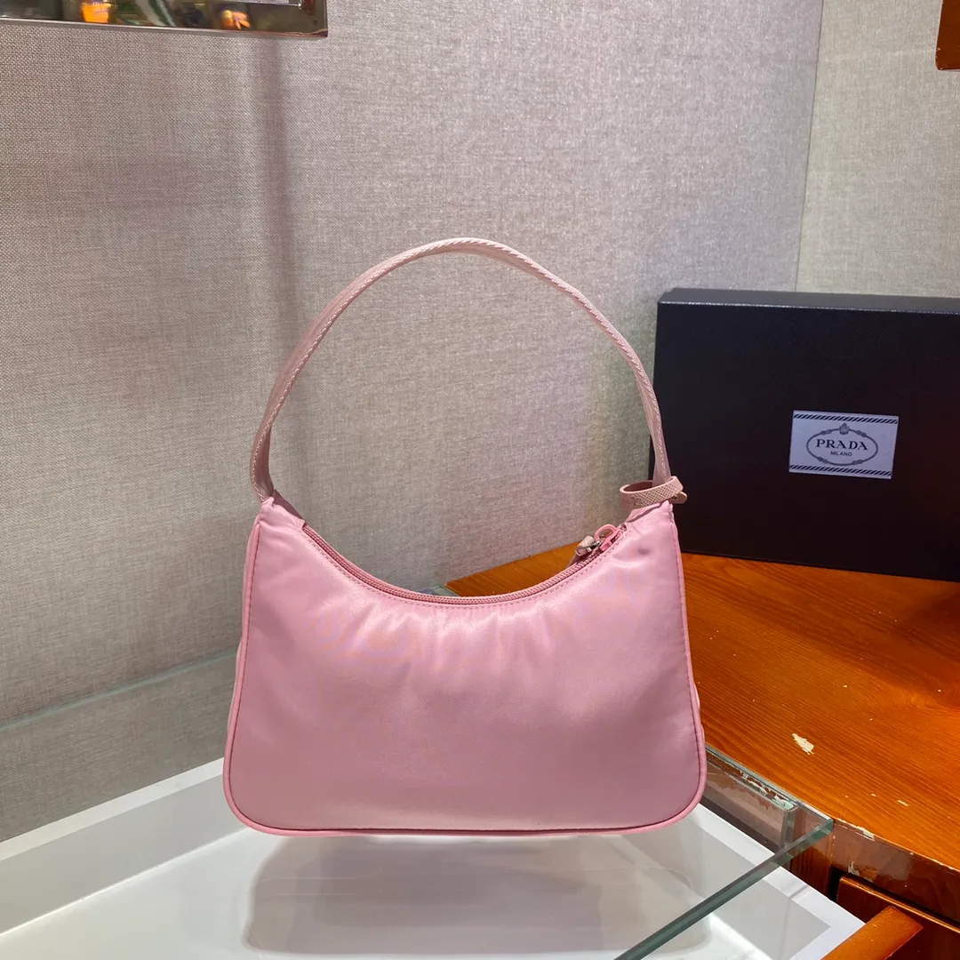 💰660🔥New color Barbie powder🔥Original quality👍👍1NE515 moon-shaped second-hand bag, made of imported original parachute fabric, light and practical Hobo armpit bag, super simple and eye-catching👍👍, small/light/packable/easy to wear/fashionable armpit bag, and can be carried by hand, super easy to use😍😍. It is currently the most popular bag among celebrities, don’t you feel excited😜😜, ladies, hurry up, length 23x height 13x base 5cm👏👏