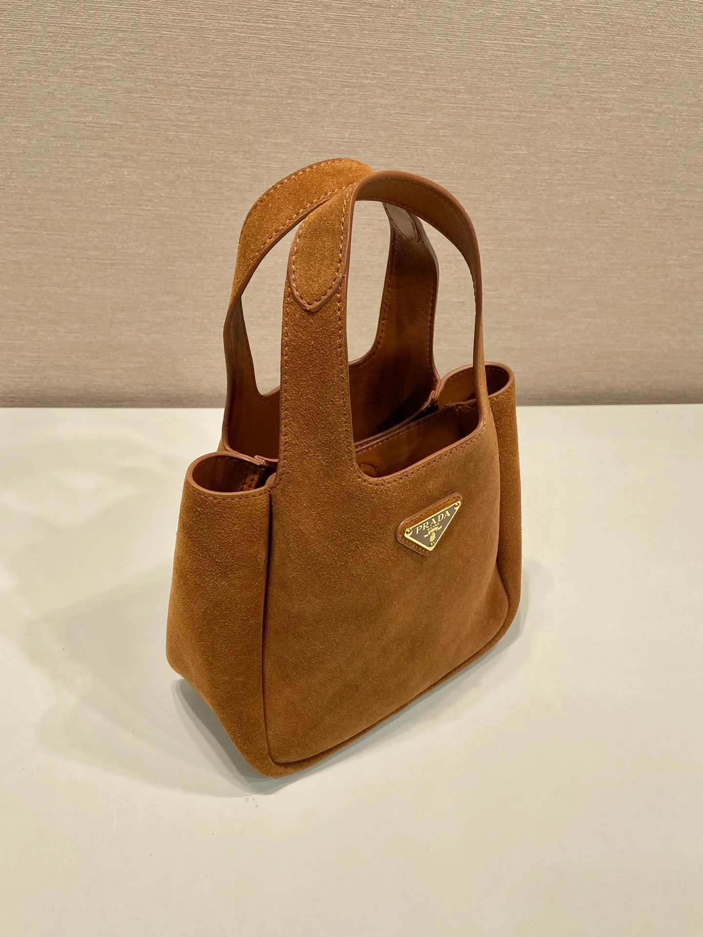 💰1300🎉mini vegetable basket🎉1BA349 nubuck leather🎉🎉 This mini vegetable basket is made of imported nubuck leather, with imported lambskin inside. It has many compartments, is large and lightweight, the classic mini is good-looking and easy to use👏👏, the upper body effect is cute and adorable, so beautiful😘Special limited edition/popular model, hurry up and get it🎉🎉 Length 18x height 16x bottom 10cm🎉🎉🎉👏👏👏