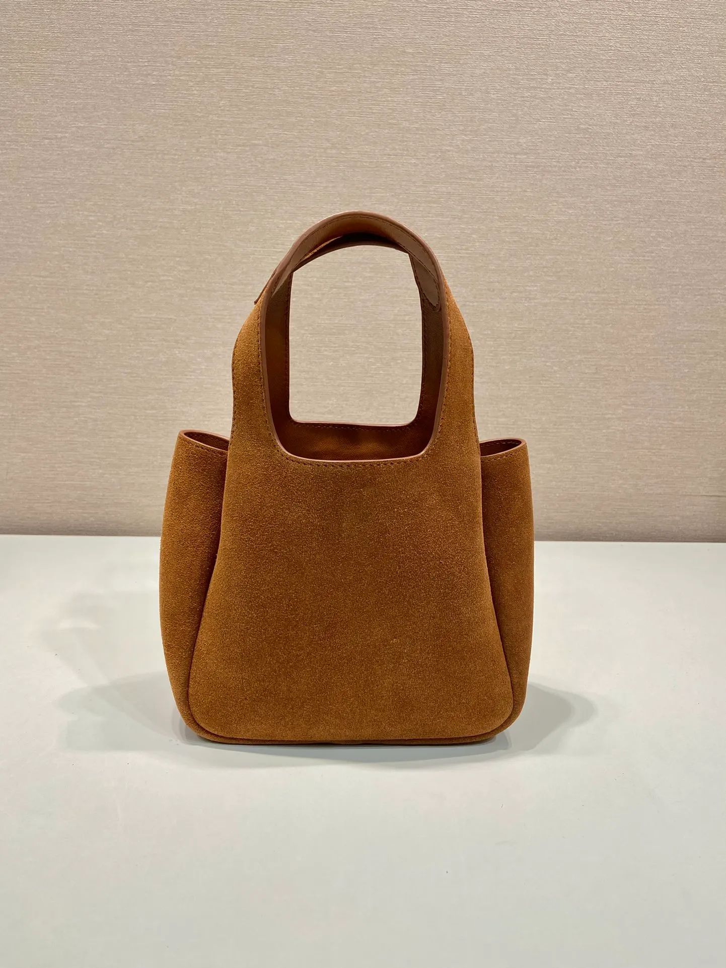 💰1300🎉mini vegetable basket🎉1BA349 nubuck leather🎉🎉 This mini vegetable basket is made of imported nubuck leather, with imported lambskin inside. It has many compartments, is large and lightweight, the classic mini is good-looking and easy to use👏👏, the upper body effect is cute and adorable, so beautiful😘Special limited edition/popular model, hurry up and get it🎉🎉 Length 18x height 16x bottom 10cm🎉🎉🎉👏👏👏