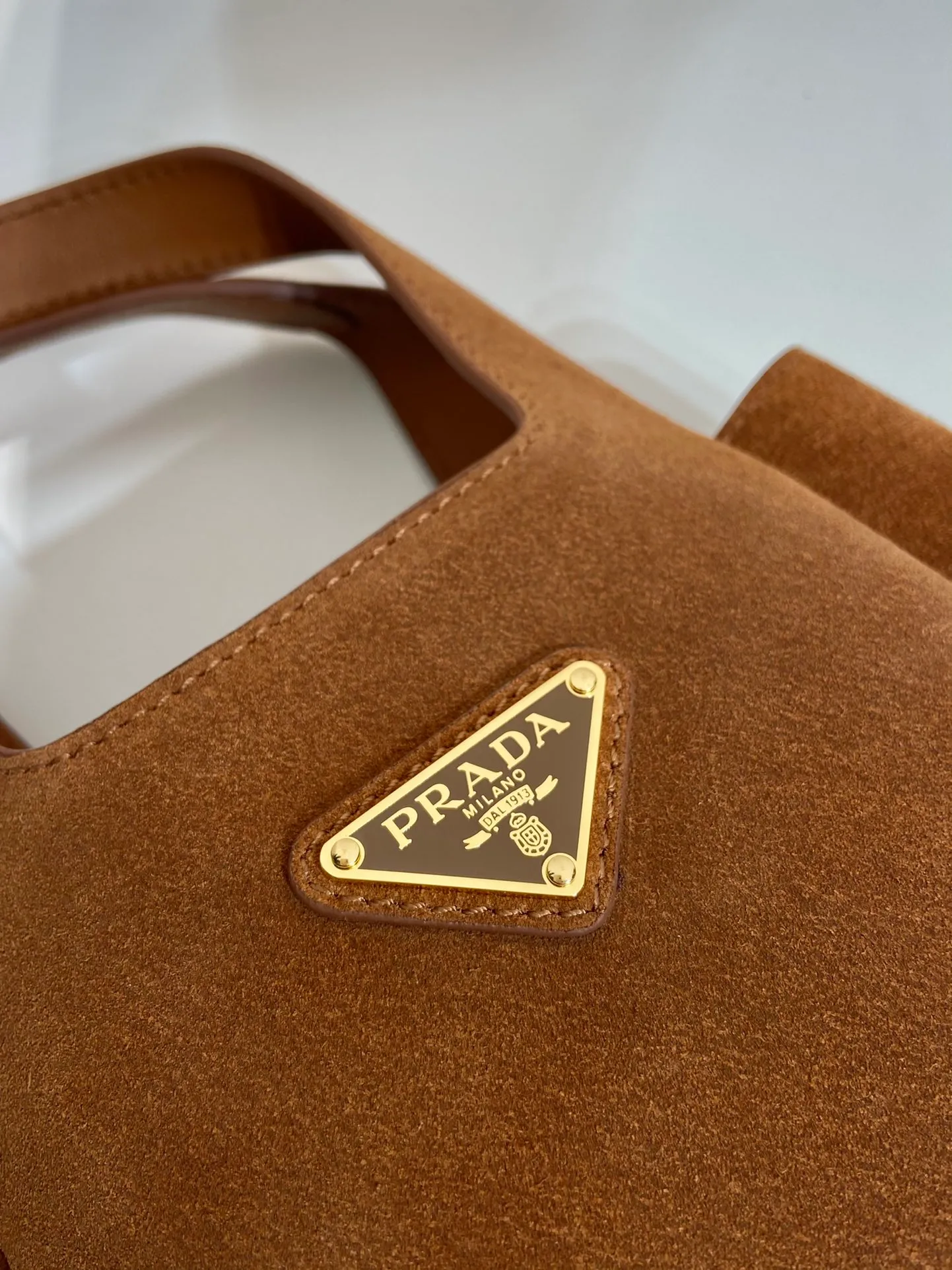 💰1300🎉mini vegetable basket🎉1BA349 nubuck leather🎉🎉 This mini vegetable basket is made of imported nubuck leather, with imported lambskin inside. It has many compartments, is large and lightweight, the classic mini is good-looking and easy to use👏👏, the upper body effect is cute and adorable, so beautiful😘Special limited edition/popular model, hurry up and get it🎉🎉 Length 18x height 16x bottom 10cm🎉🎉🎉👏👏👏