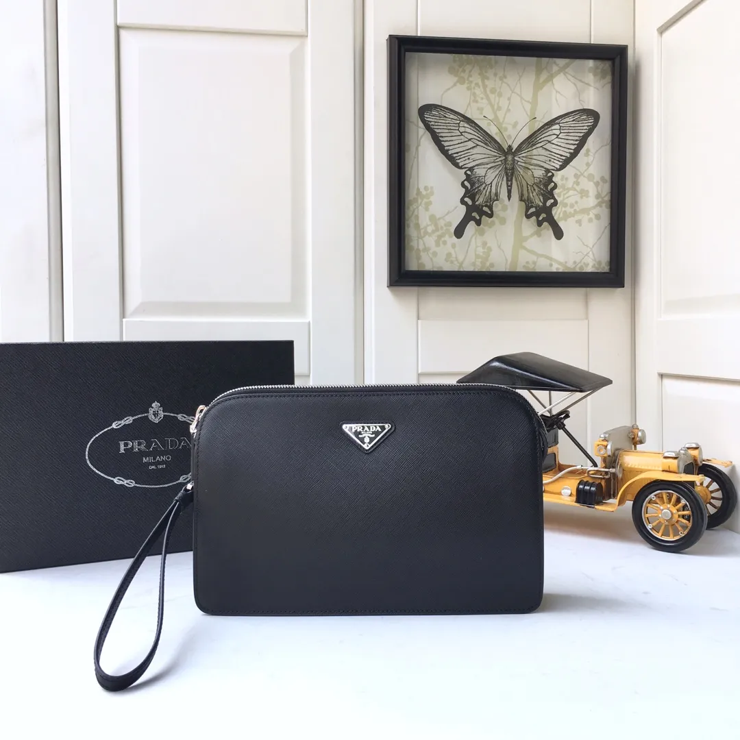 💰1020, 🎉 New handbag 🎉2VF056 men's handbag 🎉🎉 Made of imported Saffiano leather men's handbag decorated with a classic triangle logo, the back strap and detachable side straps can meet the needs of use. It is a men's handbag that combines classic and trendy designs. Another men’s handbag that never goes out of style👍👍Length 26.5x Height 17x Bottom 5cm