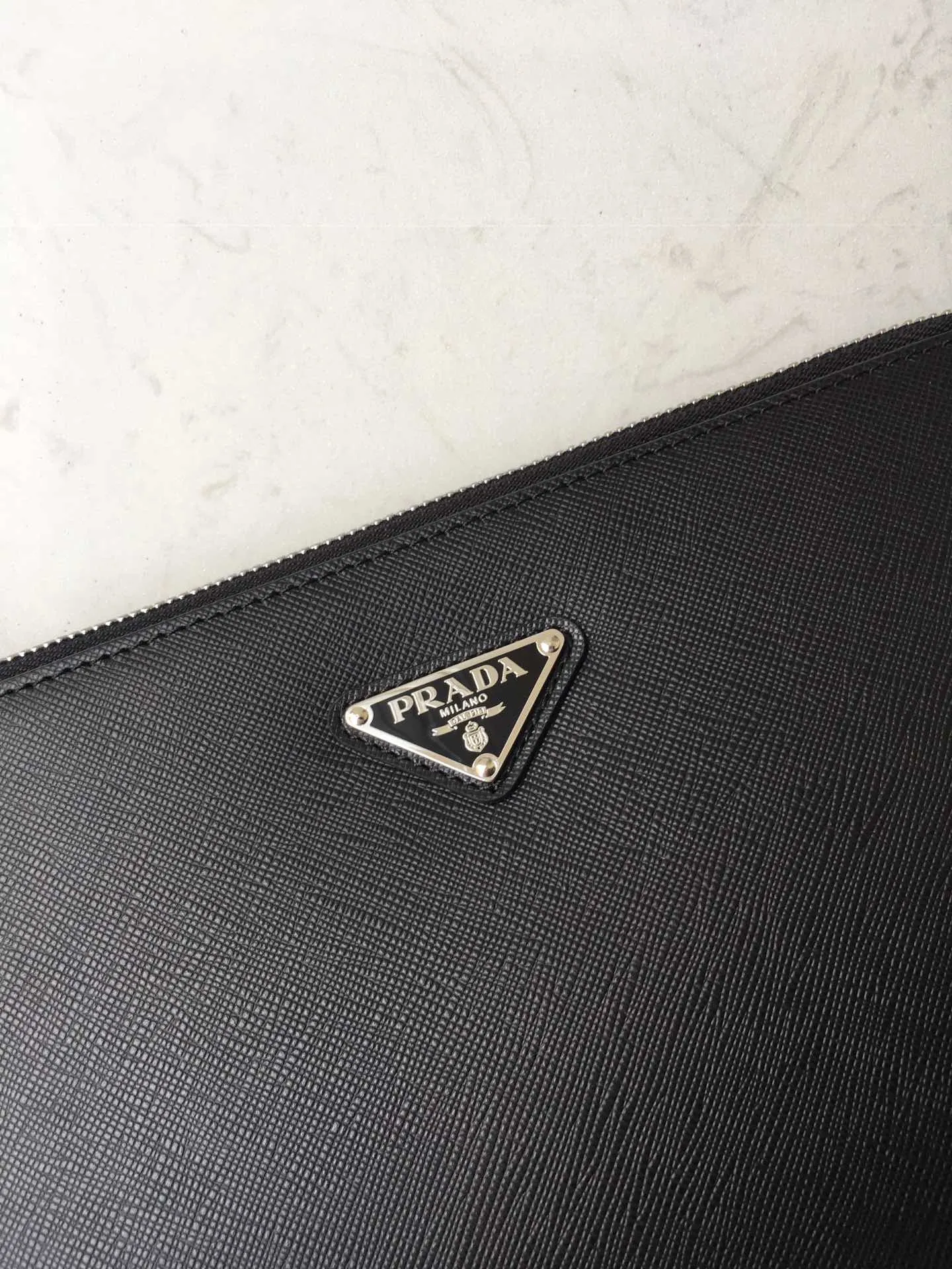 💰1020, 🎉 New handbag 🎉2VF056 men's handbag 🎉🎉 Made of imported Saffiano leather men's handbag decorated with a classic triangle logo, the back strap and detachable side straps can meet the needs of use. It is a men's handbag that combines classic and trendy designs. Another men’s handbag that never goes out of style👍👍Length 26.5x Height 17x Bottom 5cm
