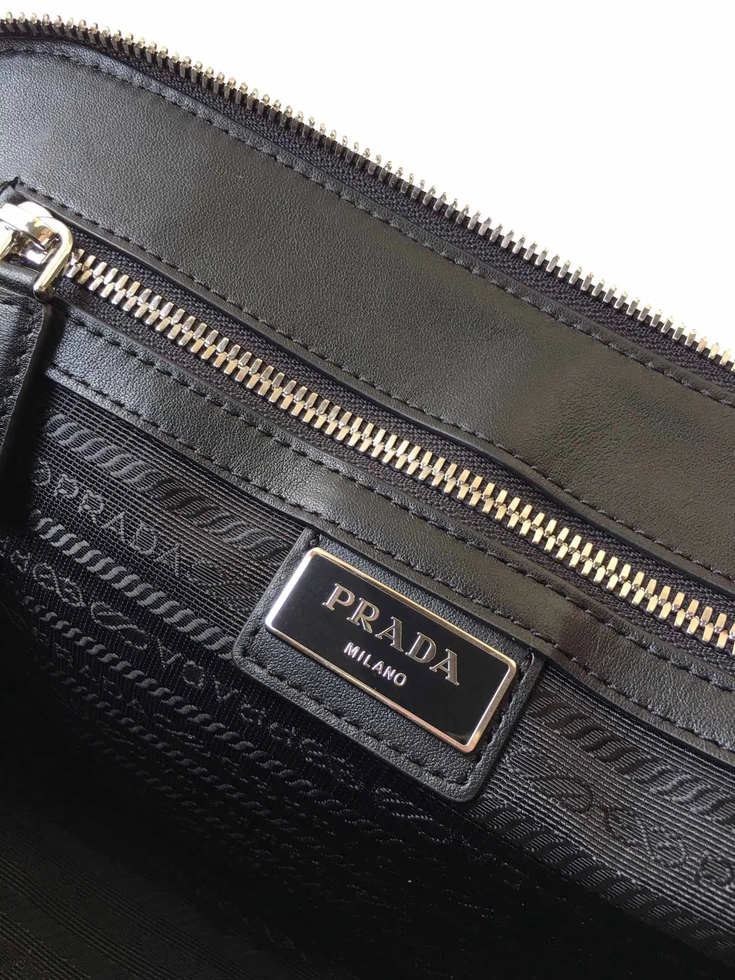 💰1020, 🎉 New handbag 🎉2VF056 men's handbag 🎉🎉 Made of imported Saffiano leather men's handbag decorated with a classic triangle logo, the back strap and detachable side straps can meet the needs of use. It is a men's handbag that combines classic and trendy designs. Another men’s handbag that never goes out of style👍👍Length 26.5x Height 17x Bottom 5cm