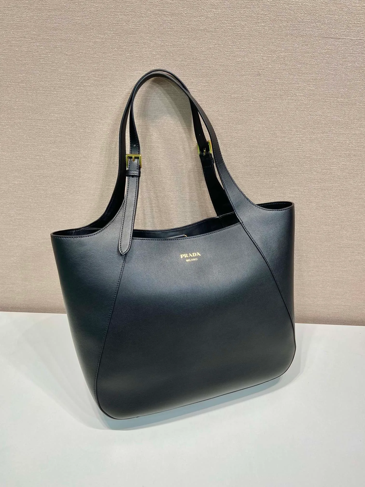 💰1860🎉New Tote Bag🎉1BG512🎉🎉 This Oversize Tote bag combines elegant charm and pragmatic personality. Paired with a convenient large opening, the soft grained leather outlines stylish and simple lines. Decorated with adjustable leather handles and embellished with stylish and modern metal buckle details, it highlights a classic style. The embossed letter logo on the front adds an elegant and sophisticated touch to the overall look. The capacity is large, so hurry up and get it, it is another popular style that will never go out of style🎉🎉 Length 37x Height 33x Bottom 9cm🎉🎉🎉👏👏👏