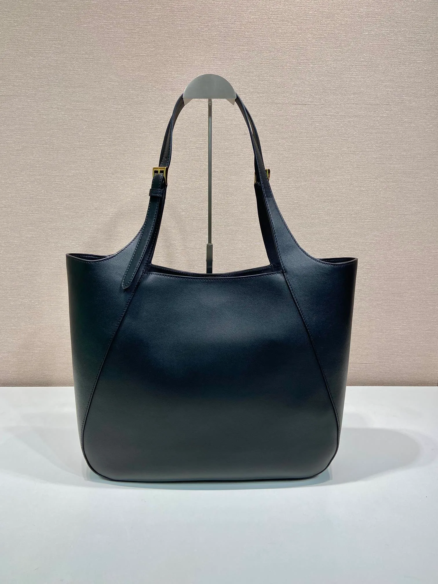 💰1860🎉New Tote Bag🎉1BG512🎉🎉 This Oversize Tote bag combines elegant charm and pragmatic personality. Paired with a convenient large opening, the soft grained leather outlines stylish and simple lines. Decorated with adjustable leather handles and embellished with stylish and modern metal buckle details, it highlights a classic style. The embossed letter logo on the front adds an elegant and sophisticated touch to the overall look. The capacity is large, so hurry up and get it, it is another popular style that will never go out of style🎉🎉 Length 37x Height 33x Bottom 9cm🎉🎉🎉👏👏👏