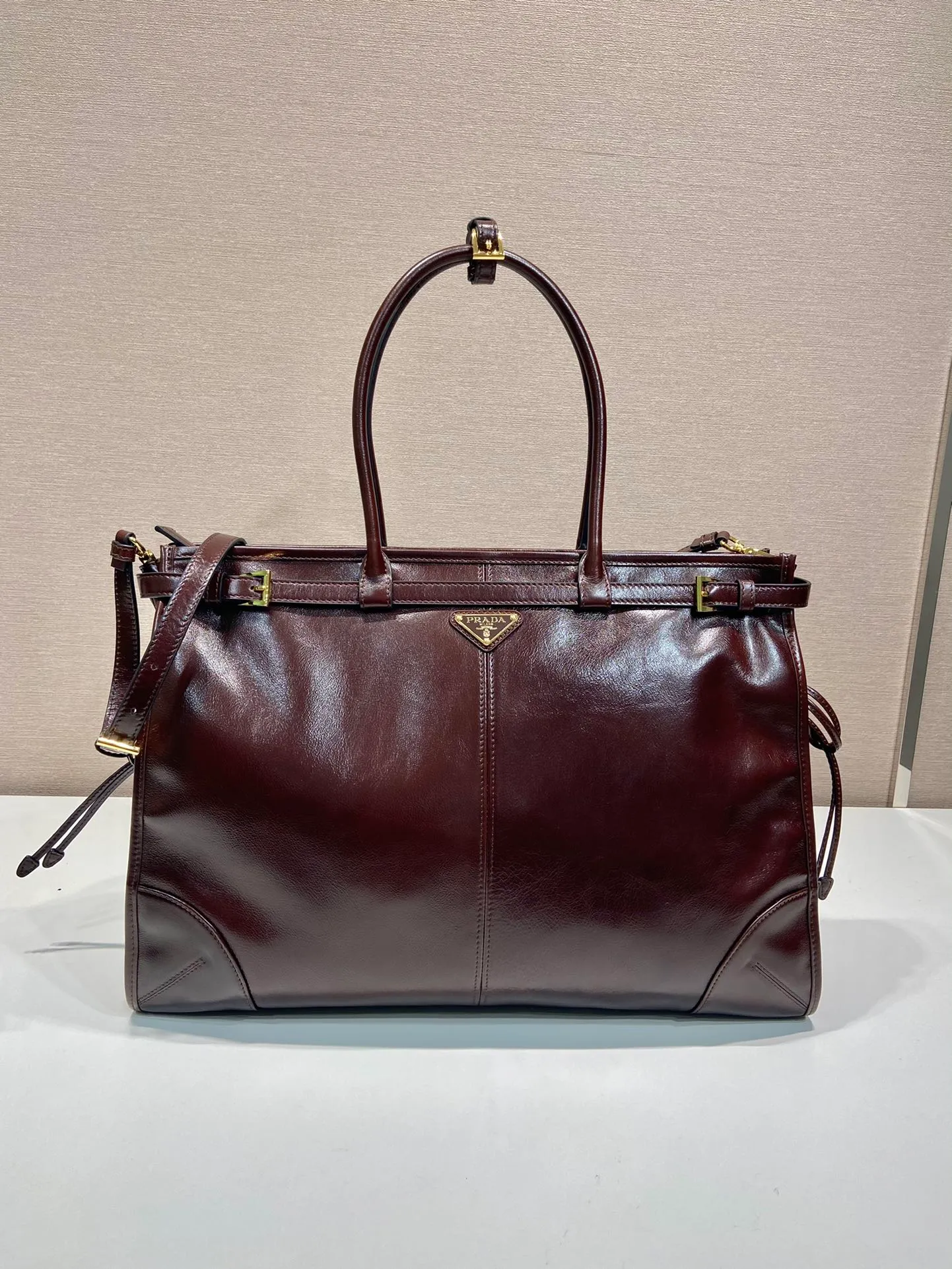 💰2160🎉LusSolf Oil Wax Skin🎉1BA439 Extra Large🎉🎉 This hand-held crossbody bag is made of imported waxed leather. Its shiny color exudes a classic atmosphere. It is equipped with a detachable and adjustable long shoulder strap, which is convenient for matching on different occasions. It has a very large capacity and is easy to use. It is definitely a must-have for fashionistas. Hurry up and take this retro-style handbag home! Length 42x Height 30x Bottom 12cm🎉🎉🎉👏👏👏