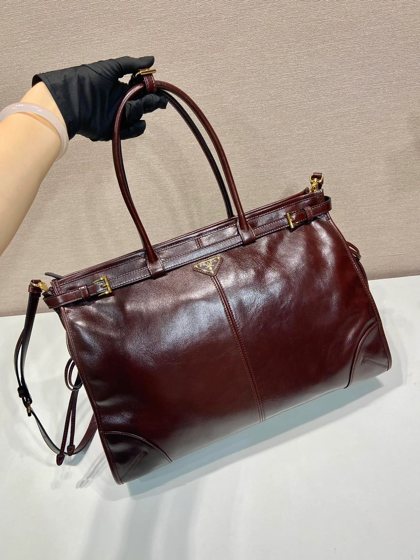 💰2160🎉LusSolf Oil Wax Skin🎉1BA439 Extra Large🎉🎉 This hand-held crossbody bag is made of imported waxed leather. Its shiny color exudes a classic atmosphere. It is equipped with a detachable and adjustable long shoulder strap, which is convenient for matching on different occasions. It has a very large capacity and is easy to use. It is definitely a must-have for fashionistas. Hurry up and take this retro-style handbag home! Length 42x Height 30x Bottom 12cm🎉🎉🎉👏👏👏