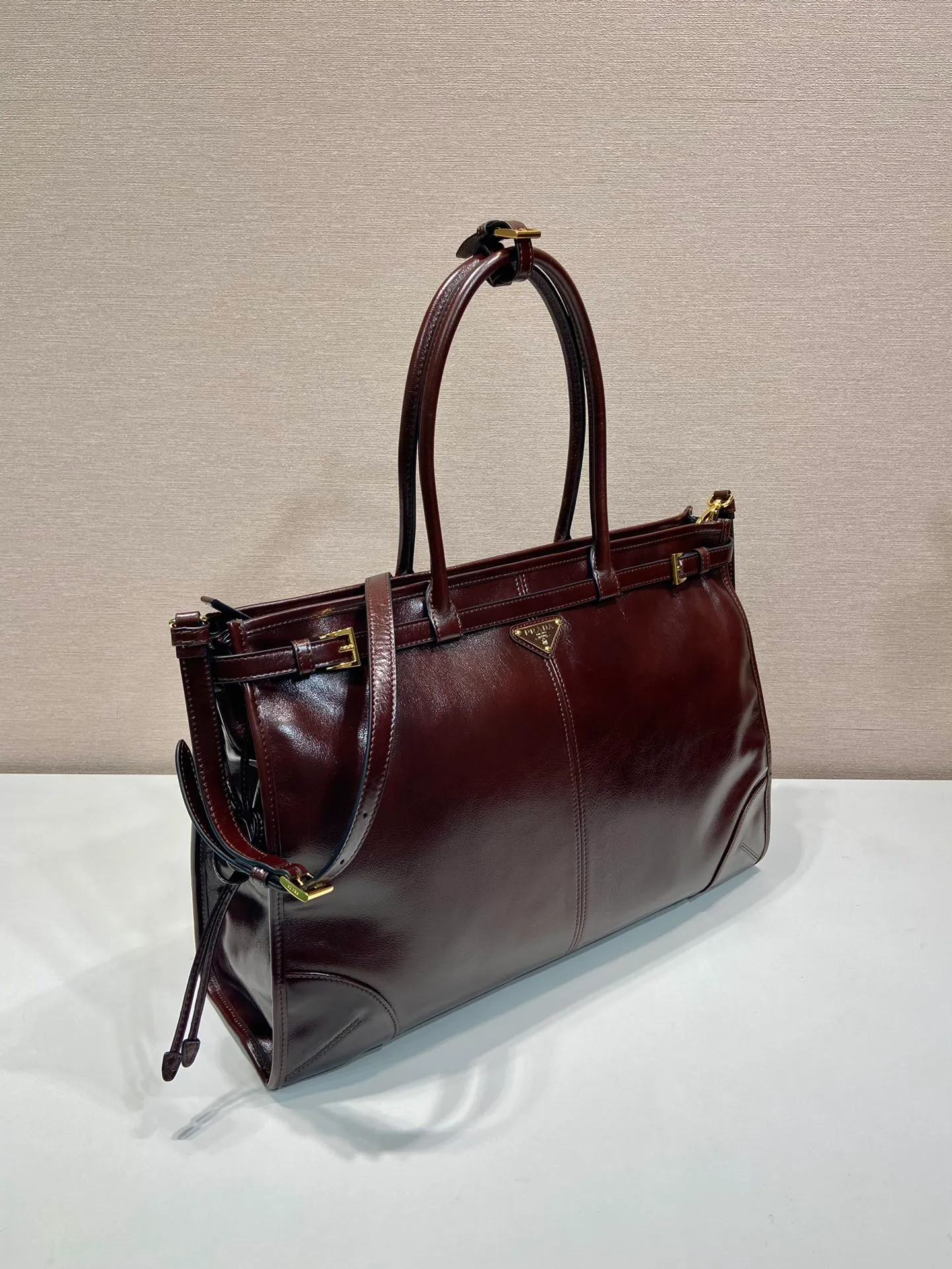 💰2160🎉LusSolf Oil Wax Skin🎉1BA439 Extra Large🎉🎉 This hand-held crossbody bag is made of imported waxed leather. Its shiny color exudes a classic atmosphere. It is equipped with a detachable and adjustable long shoulder strap, which is convenient for matching on different occasions. It has a very large capacity and is easy to use. It is definitely a must-have for fashionistas. Hurry up and take this retro-style handbag home! Length 42x Height 30x Bottom 12cm🎉🎉🎉👏👏👏