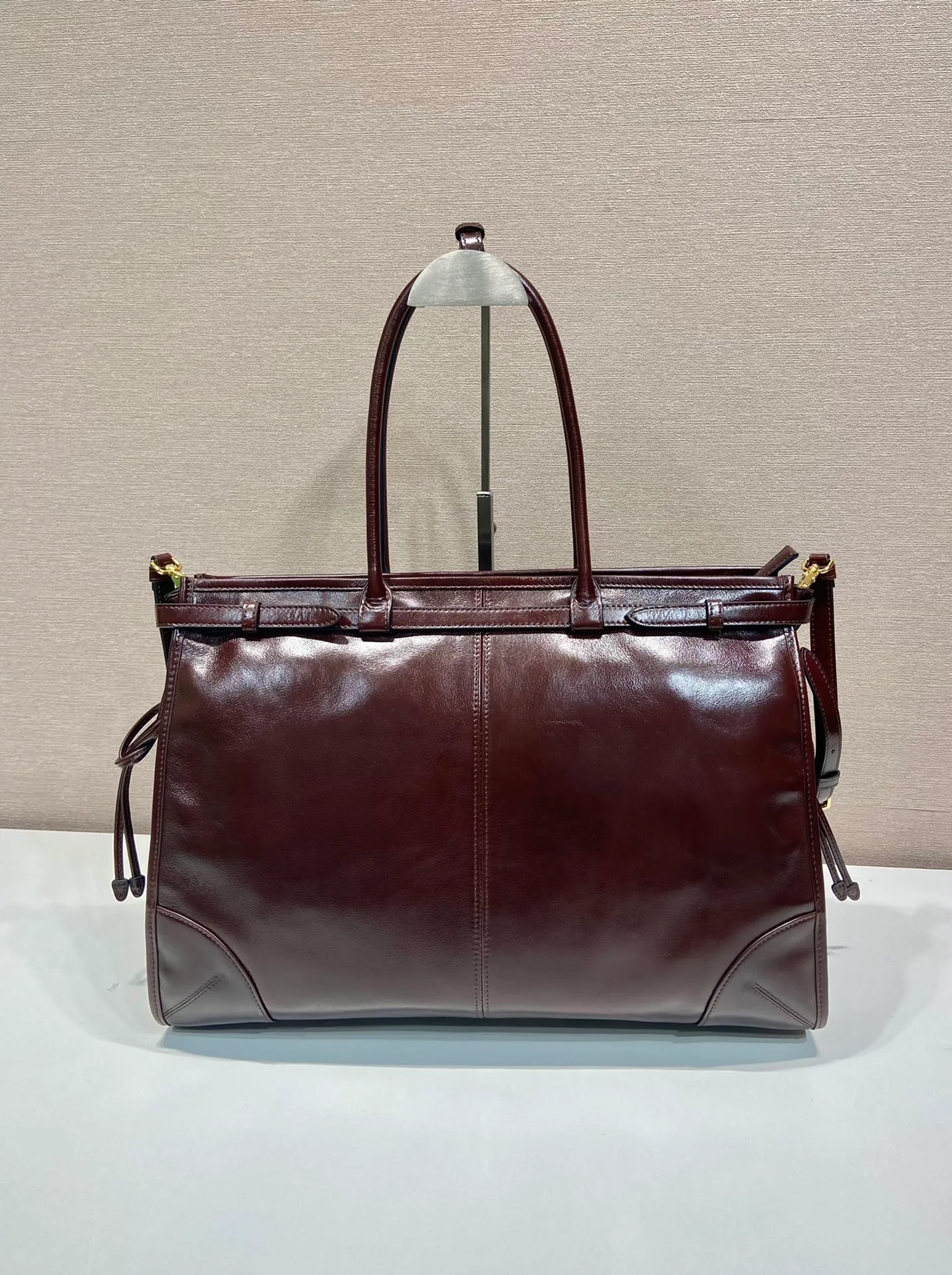 💰2160🎉LusSolf Oil Wax Skin🎉1BA439 Extra Large🎉🎉 This hand-held crossbody bag is made of imported waxed leather. Its shiny color exudes a classic atmosphere. It is equipped with a detachable and adjustable long shoulder strap, which is convenient for matching on different occasions. It has a very large capacity and is easy to use. It is definitely a must-have for fashionistas. Hurry up and take this retro-style handbag home! Length 42x Height 30x Bottom 12cm🎉🎉🎉👏👏👏