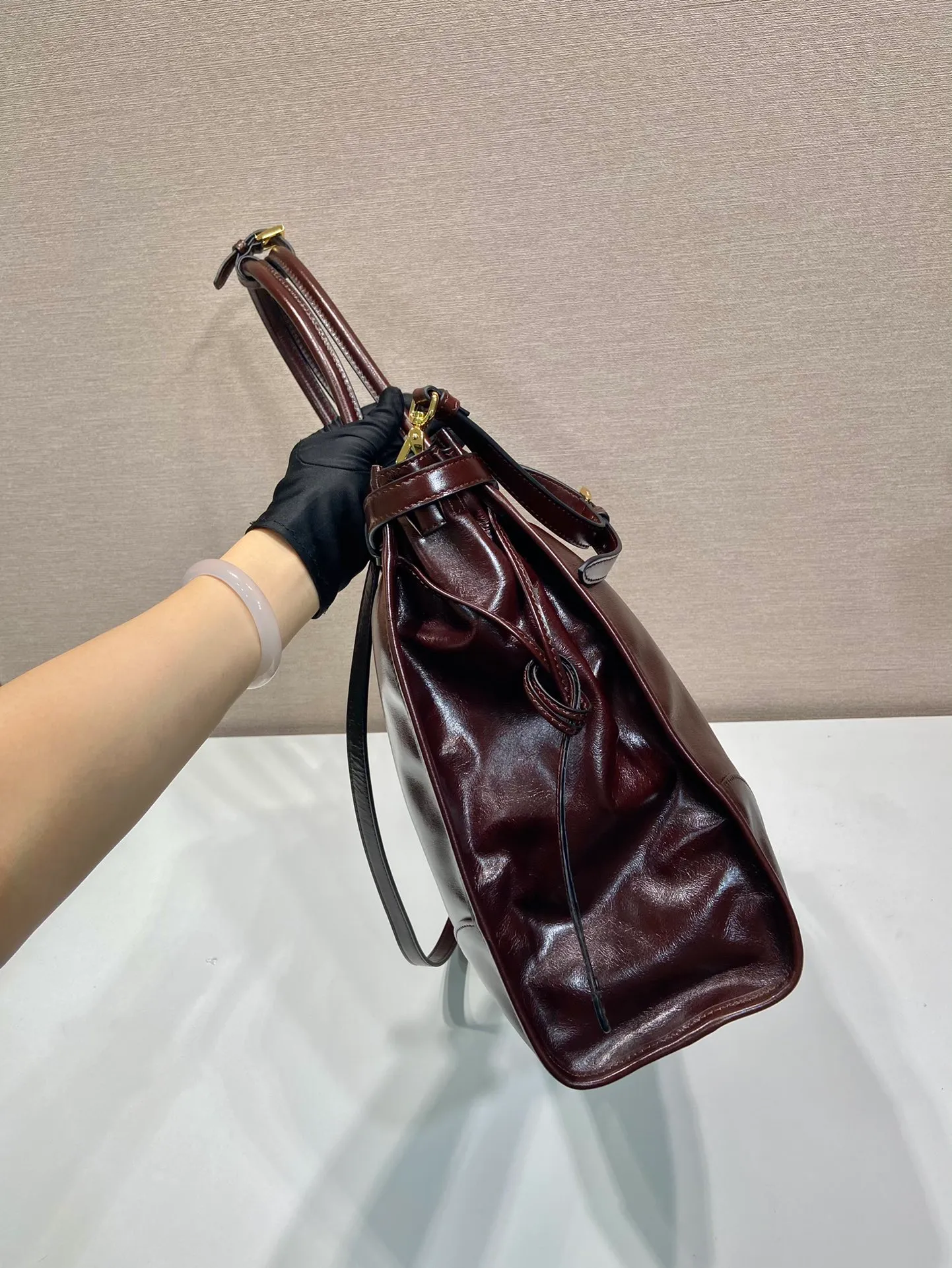 💰2160🎉LusSolf Oil Wax Skin🎉1BA439 Extra Large🎉🎉 This hand-held crossbody bag is made of imported waxed leather. Its shiny color exudes a classic atmosphere. It is equipped with a detachable and adjustable long shoulder strap, which is convenient for matching on different occasions. It has a very large capacity and is easy to use. It is definitely a must-have for fashionistas. Hurry up and take this retro-style handbag home! Length 42x Height 30x Bottom 12cm🎉🎉🎉👏👏👏