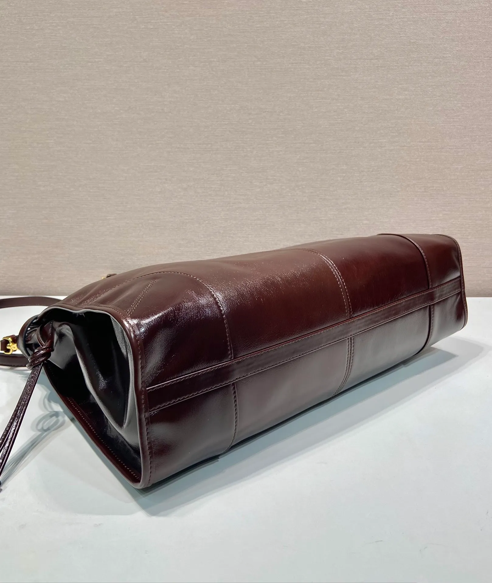 💰2160🎉LusSolf Oil Wax Skin🎉1BA439 Extra Large🎉🎉 This hand-held crossbody bag is made of imported waxed leather. Its shiny color exudes a classic atmosphere. It is equipped with a detachable and adjustable long shoulder strap, which is convenient for matching on different occasions. It has a very large capacity and is easy to use. It is definitely a must-have for fashionistas. Hurry up and take this retro-style handbag home! Length 42x Height 30x Bottom 12cm🎉🎉🎉👏👏👏