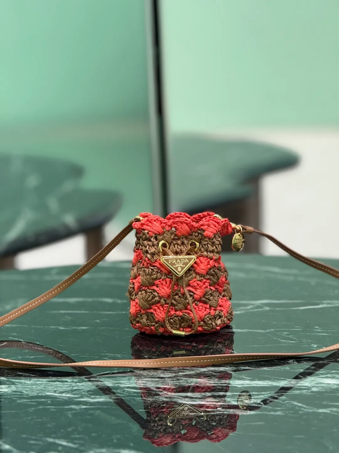 💰900, woven small bucket. The hand-woven mini bucket is so beautiful! A colorful triangle logo in alternating and enameled metal adorns the fastening. The matching leather shoulder strap can be worn cross-body. so cute! Size: length 10x height 12x bottom 7cm Style number: 1NR040