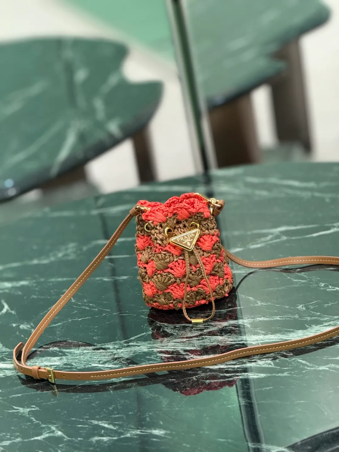 💰900, woven small bucket. The hand-woven mini bucket is so beautiful! A colorful triangle logo in alternating and enameled metal adorns the fastening. The matching leather shoulder strap can be worn cross-body. so cute! Size: length 10x height 12x bottom 7cm Style number: 1NR040