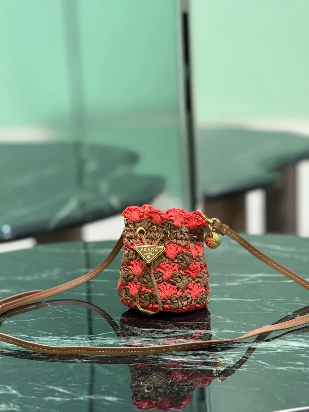 💰900, woven small bucket. The hand-woven mini bucket is so beautiful! A colorful triangle logo in alternating and enameled metal adorns the fastening. The matching leather shoulder strap can be worn cross-body. so cute! Size: length 10x height 12x bottom 7cm Style number: 1NR040