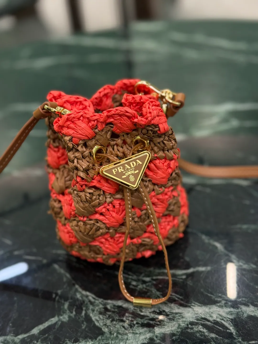 💰900, woven small bucket. The hand-woven mini bucket is so beautiful! A colorful triangle logo in alternating and enameled metal adorns the fastening. The matching leather shoulder strap can be worn cross-body. so cute! Size: length 10x height 12x bottom 7cm Style number: 1NR040