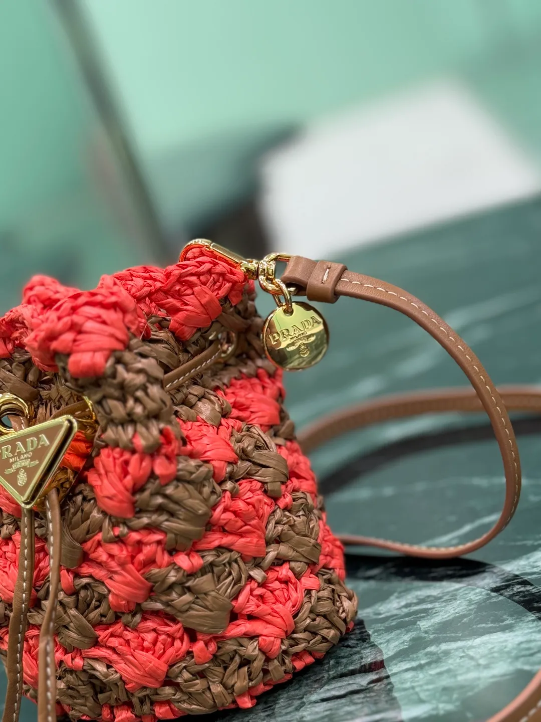 💰900, woven small bucket. The hand-woven mini bucket is so beautiful! A colorful triangle logo in alternating and enameled metal adorns the fastening. The matching leather shoulder strap can be worn cross-body. so cute! Size: length 10x height 12x bottom 7cm Style number: 1NR040