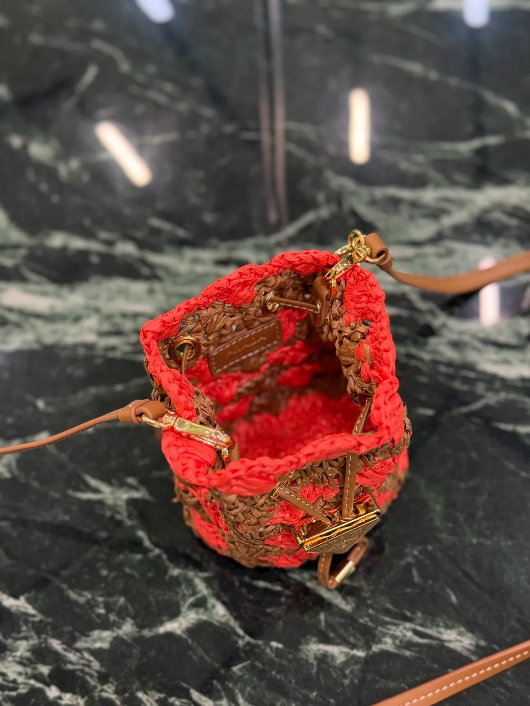 💰900, woven small bucket. The hand-woven mini bucket is so beautiful! A colorful triangle logo in alternating and enameled metal adorns the fastening. The matching leather shoulder strap can be worn cross-body. so cute! Size: length 10x height 12x bottom 7cm Style number: 1NR040