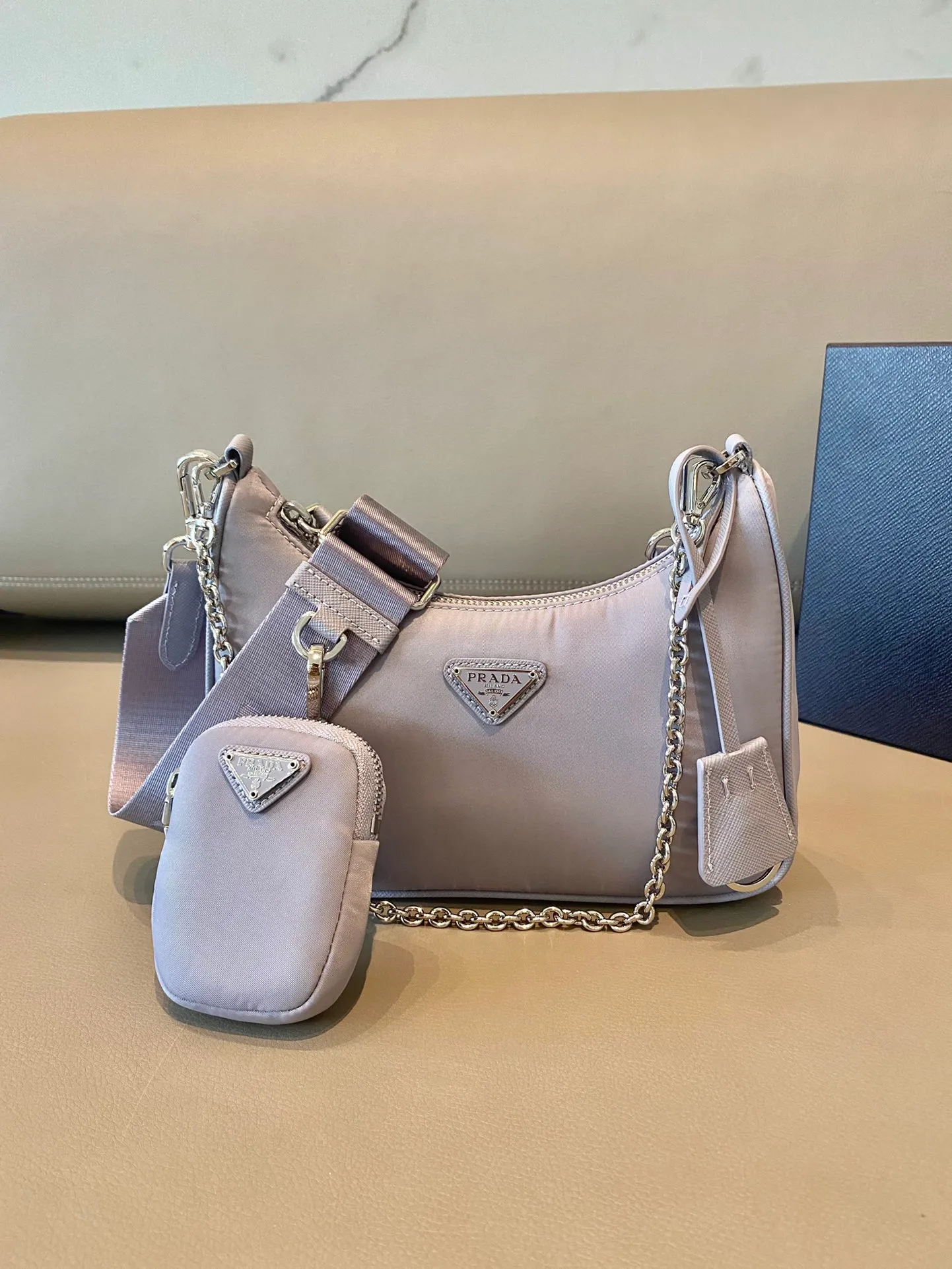 💰1000🎉New model 1BH204, wisteria purple😘New color, new color👏👏 nylon Hobo handbag/underarm bag😘😘Hobo, which is popular in the fashion circle due to the crazy cultivation of the Internet celebrity sister group, has a new model! 👏👏The design of this Hobo bag is great👍👍One bag with three uses😘😘waist bag/crossbody/single shoulder bag👍👍The handle is replaced by a chain. When the armpit bag is a little more sexy, it is also equipped with a long shoulder strap. What I love most is that the shoulder strap also has a small pendant (small bag), which can also be hung with other bags and pants as accessories. 🙊🙊No problem matching any kind of clothes in normal times😘😘Babies, hurry up and get it, it’s so beautiful🙊🙊Length 22X height 12x bottom 6cm👏👏👏💰💰💰