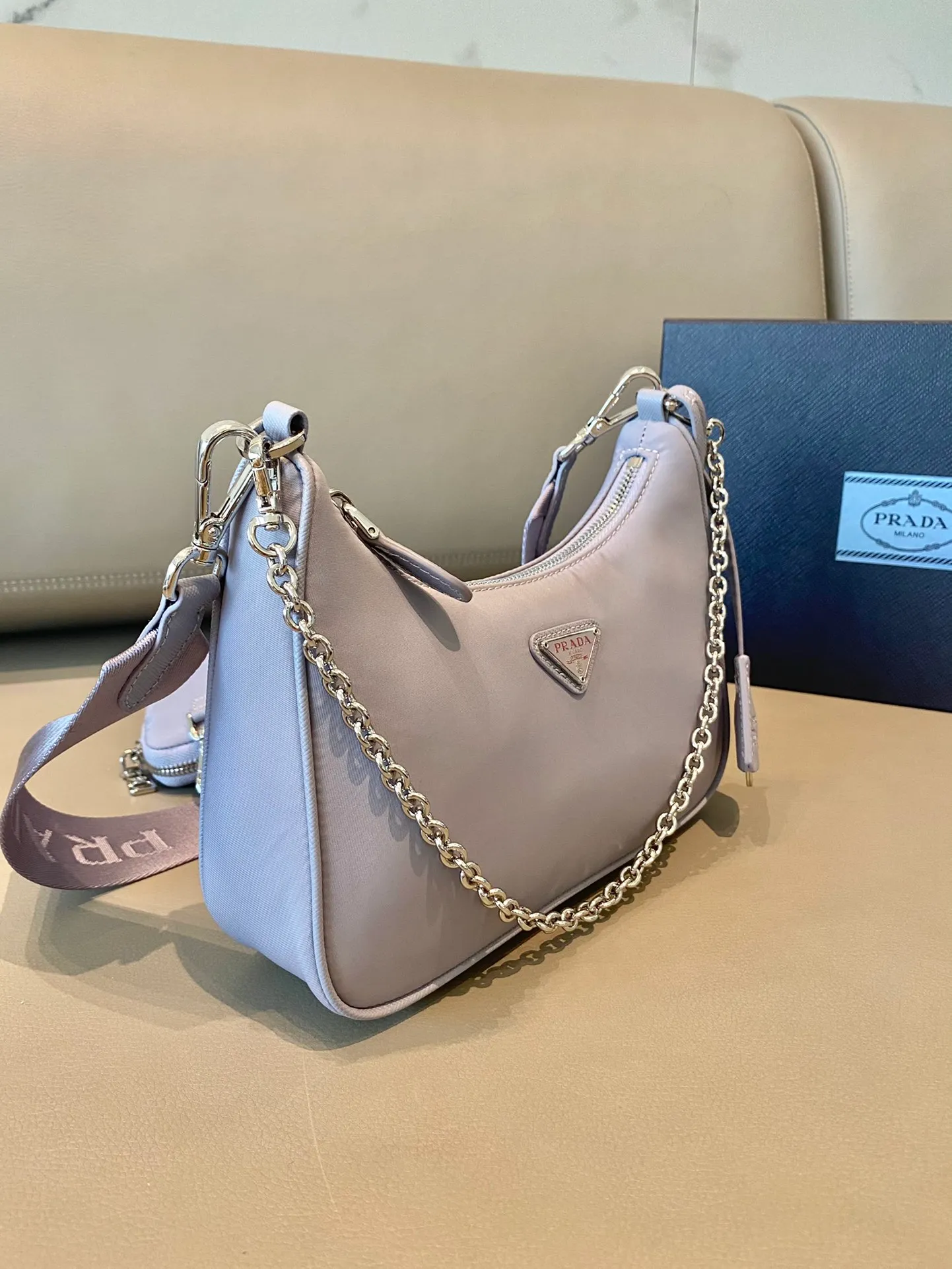 💰1000🎉New model 1BH204, wisteria purple😘New color, new color👏👏 nylon Hobo handbag/underarm bag😘😘Hobo, which is popular in the fashion circle due to the crazy cultivation of the Internet celebrity sister group, has a new model! 👏👏The design of this Hobo bag is great👍👍One bag with three uses😘😘waist bag/crossbody/single shoulder bag👍👍The handle is replaced by a chain. When the armpit bag is a little more sexy, it is also equipped with a long shoulder strap. What I love most is that the shoulder strap also has a small pendant (small bag), which can also be hung with other bags and pants as accessories. 🙊🙊No problem matching any kind of clothes in normal times😘😘Babies, hurry up and get it, it’s so beautiful🙊🙊Length 22X height 12x bottom 6cm👏👏👏💰💰💰