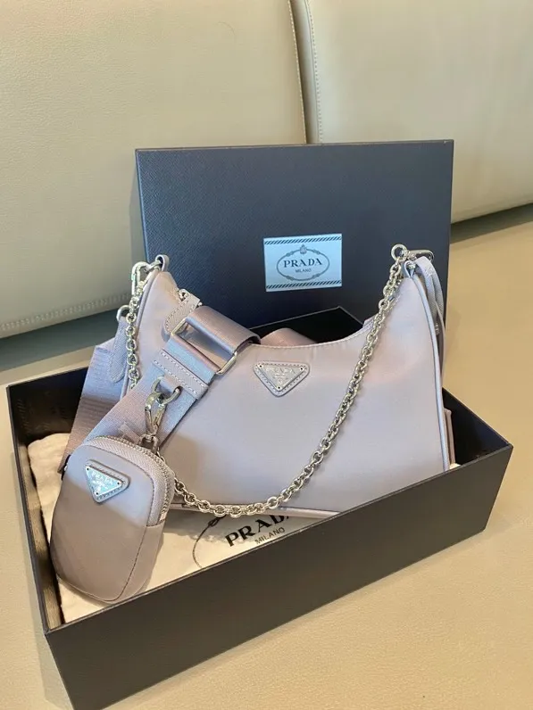 💰1000🎉New model 1BH204, wisteria purple😘New color, new color👏👏 nylon Hobo handbag/underarm bag😘😘Hobo, which is popular in the fashion circle due to the crazy cultivation of the Internet celebrity sister group, has a new model! 👏👏The design of this Hobo bag is great👍👍One bag with three uses😘😘waist bag/crossbody/single shoulder bag👍👍The handle is replaced by a chain. When the armpit bag is a little more sexy, it is also equipped with a long shoulder strap. What I love most is that the shoulder strap also has a small pendant (small bag), which can also be hung with other bags and pants as accessories. 🙊🙊No problem matching any kind of clothes in normal times😘😘Babies, hurry up and get it, it’s so beautiful🙊🙊Length 22X height 12x bottom 6cm👏👏👏💰💰💰