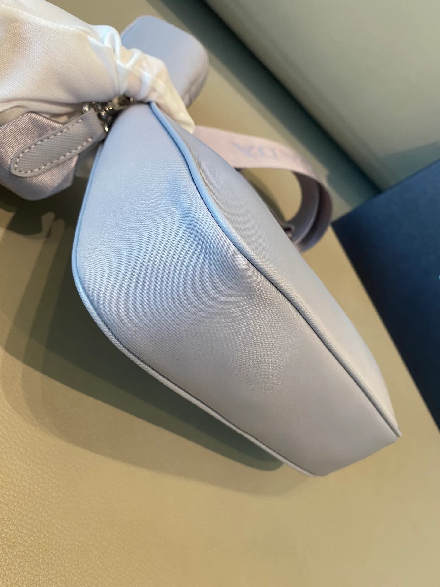 💰1000🎉New model 1BH204, wisteria purple😘New color, new color👏👏 nylon Hobo handbag/underarm bag😘😘Hobo, which is popular in the fashion circle due to the crazy cultivation of the Internet celebrity sister group, has a new model! 👏👏The design of this Hobo bag is great👍👍One bag with three uses😘😘waist bag/crossbody/single shoulder bag👍👍The handle is replaced by a chain. When the armpit bag is a little more sexy, it is also equipped with a long shoulder strap. What I love most is that the shoulder strap also has a small pendant (small bag), which can also be hung with other bags and pants as accessories. 🙊🙊No problem matching any kind of clothes in normal times😘😘Babies, hurry up and get it, it’s so beautiful🙊🙊Length 22X height 12x bottom 6cm👏👏👏💰💰💰