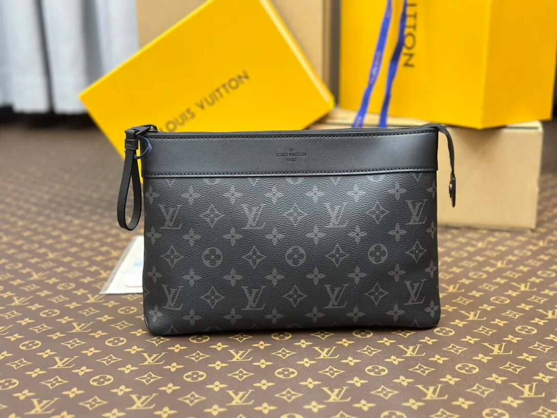 P¥460👉nfc dynamic chip version👈【Top original order, all-steel hardware】M82543 Black Flower POCHETTE VOYAGE SOUPLE Clutch Pochette Voyage Souple Clutch is made of soft Monogram Eclipse coated canvas, and uses rounded strokes to outline the classic Pochette Voyage Clutch lines, bringing a comfortable travel experience. M82543 Full leather embossed, black floral black leather, black grid black leather, presbyopic black leather, Pila brand front compartment clutch, small clutch oo [handshake] [handshake] Slim configuration with zipper compartment and magnetic back pocket. 30x 21 x 7.5 cm (length x height x width).