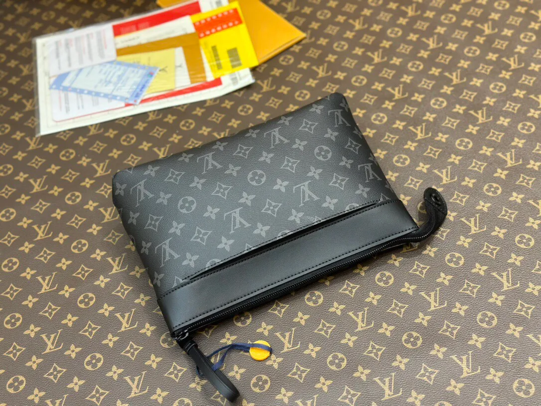 P¥460👉nfc dynamic chip version👈【Top original order, all-steel hardware】M82543 Black Flower POCHETTE VOYAGE SOUPLE Clutch Pochette Voyage Souple Clutch is made of soft Monogram Eclipse coated canvas, and uses rounded strokes to outline the classic Pochette Voyage Clutch lines, bringing a comfortable travel experience. M82543 Full leather embossed, black floral black leather, black grid black leather, presbyopic black leather, Pila brand front compartment clutch, small clutch oo [handshake] [handshake] Slim configuration with zipper compartment and magnetic back pocket. 30x 21 x 7.5 cm (length x height x width).