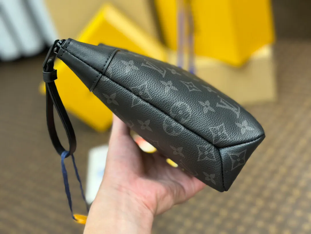 P¥460👉nfc dynamic chip version👈【Top original order, all-steel hardware】M82543 Black Flower POCHETTE VOYAGE SOUPLE Clutch Pochette Voyage Souple Clutch is made of soft Monogram Eclipse coated canvas, and uses rounded strokes to outline the classic Pochette Voyage Clutch lines, bringing a comfortable travel experience. M82543 Full leather embossed, black floral black leather, black grid black leather, presbyopic black leather, Pila brand front compartment clutch, small clutch oo [handshake] [handshake] Slim configuration with zipper compartment and magnetic back pocket. 30x 21 x 7.5 cm (length x height x width).
