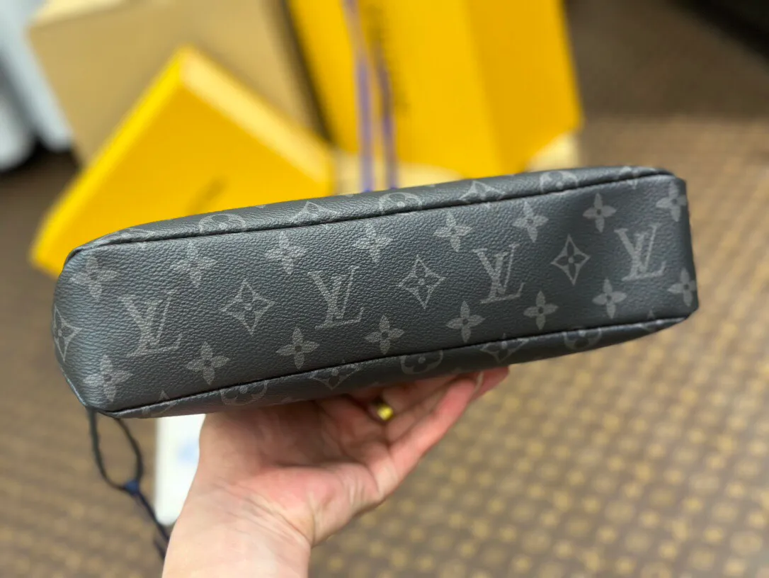P¥460👉nfc dynamic chip version👈【Top original order, all-steel hardware】M82543 Black Flower POCHETTE VOYAGE SOUPLE Clutch Pochette Voyage Souple Clutch is made of soft Monogram Eclipse coated canvas, and uses rounded strokes to outline the classic Pochette Voyage Clutch lines, bringing a comfortable travel experience. M82543 Full leather embossed, black floral black leather, black grid black leather, presbyopic black leather, Pila brand front compartment clutch, small clutch oo [handshake] [handshake] Slim configuration with zipper compartment and magnetic back pocket. 30x 21 x 7.5 cm (length x height x width).