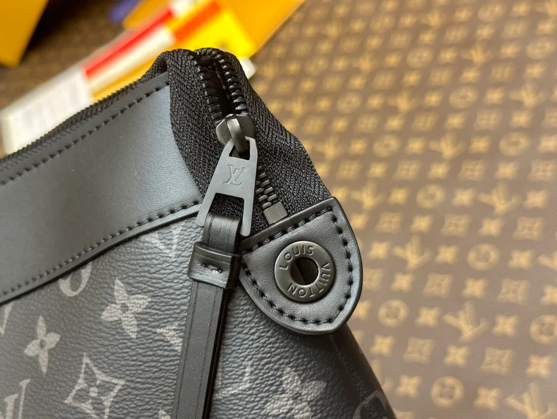 P¥460👉nfc dynamic chip version👈【Top original order, all-steel hardware】M82543 Black Flower POCHETTE VOYAGE SOUPLE Clutch Pochette Voyage Souple Clutch is made of soft Monogram Eclipse coated canvas, and uses rounded strokes to outline the classic Pochette Voyage Clutch lines, bringing a comfortable travel experience. M82543 Full leather embossed, black floral black leather, black grid black leather, presbyopic black leather, Pila brand front compartment clutch, small clutch oo [handshake] [handshake] Slim configuration with zipper compartment and magnetic back pocket. 30x 21 x 7.5 cm (length x height x width).