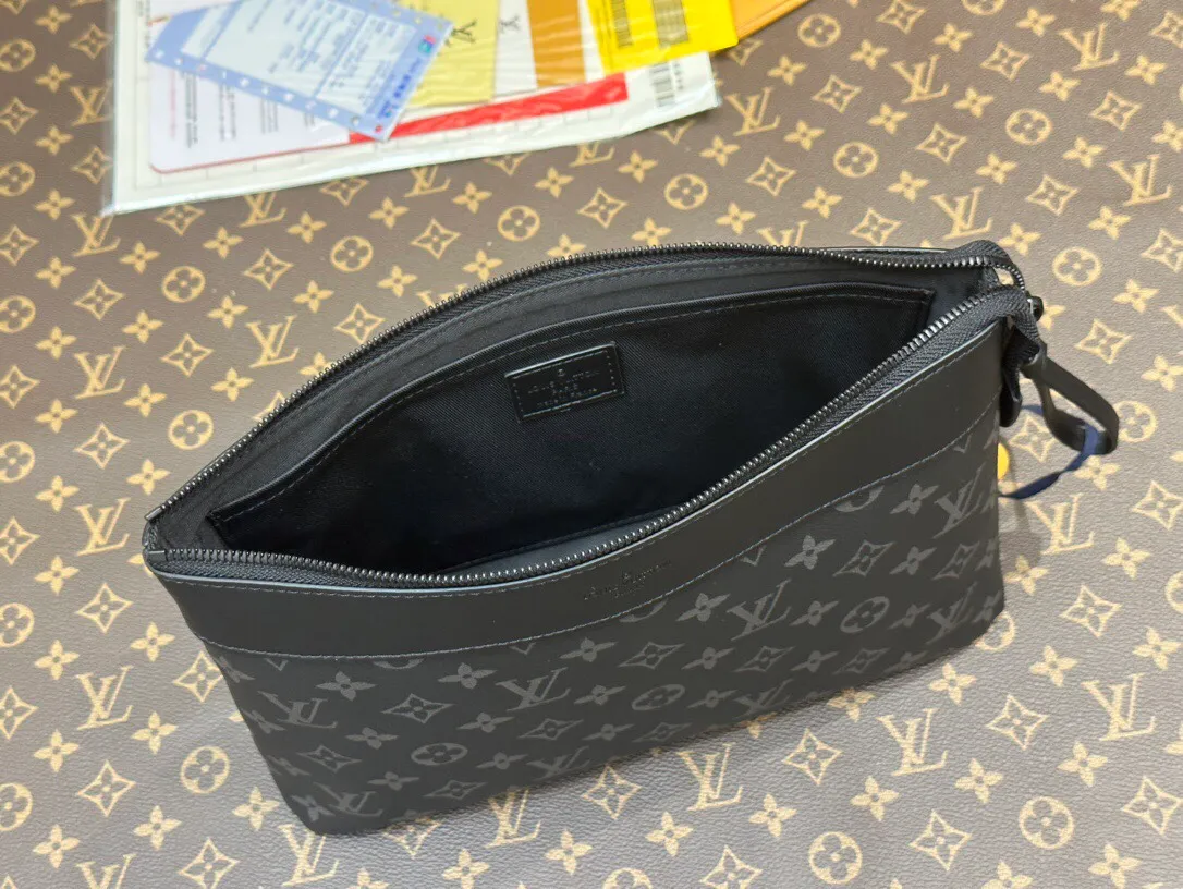 P¥460👉nfc dynamic chip version👈【Top original order, all-steel hardware】M82543 Black Flower POCHETTE VOYAGE SOUPLE Clutch Pochette Voyage Souple Clutch is made of soft Monogram Eclipse coated canvas, and uses rounded strokes to outline the classic Pochette Voyage Clutch lines, bringing a comfortable travel experience. M82543 Full leather embossed, black floral black leather, black grid black leather, presbyopic black leather, Pila brand front compartment clutch, small clutch oo [handshake] [handshake] Slim configuration with zipper compartment and magnetic back pocket. 30x 21 x 7.5 cm (length x height x width).