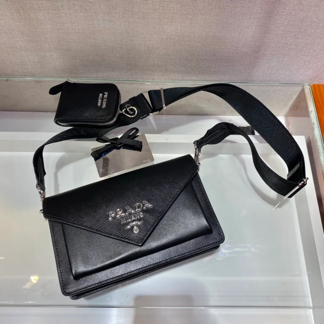 💰1320🎉New three-in-one🎉1BP40👏👏 This mini envelope bag is equipped with a front flap, and the iconic lettering logo is embellished on the front, making the brand style clearly visible. The magnetic buckle closure design is classic, and the shoulder strap allows it to be transformed into a crossbody bag or a shoulder bag. It is versatile and can be used as a handbag. It is lined in soft sheepskin and equipped with a small pocket with a removable mirror. The design is quite thoughtful. Simple and fashionable, babies, hurry up and get it🎉🎉🎉👏👏👏👏 Length 20x Height 12x Bottom 4cm
