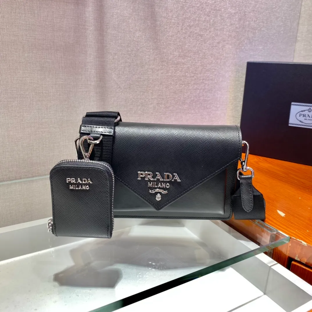 💰1320🎉New three-in-one🎉1BP40👏👏 This mini envelope bag is equipped with a front flap, and the iconic lettering logo is embellished on the front, making the brand style clearly visible. The magnetic buckle closure design is classic, and the shoulder strap allows it to be transformed into a crossbody bag or a shoulder bag. It is versatile and can be used as a handbag. It is lined in soft sheepskin and equipped with a small pocket with a removable mirror. The design is quite thoughtful. Simple and fashionable, babies, hurry up and get it🎉🎉🎉👏👏👏👏 Length 20x Height 12x Bottom 4cm