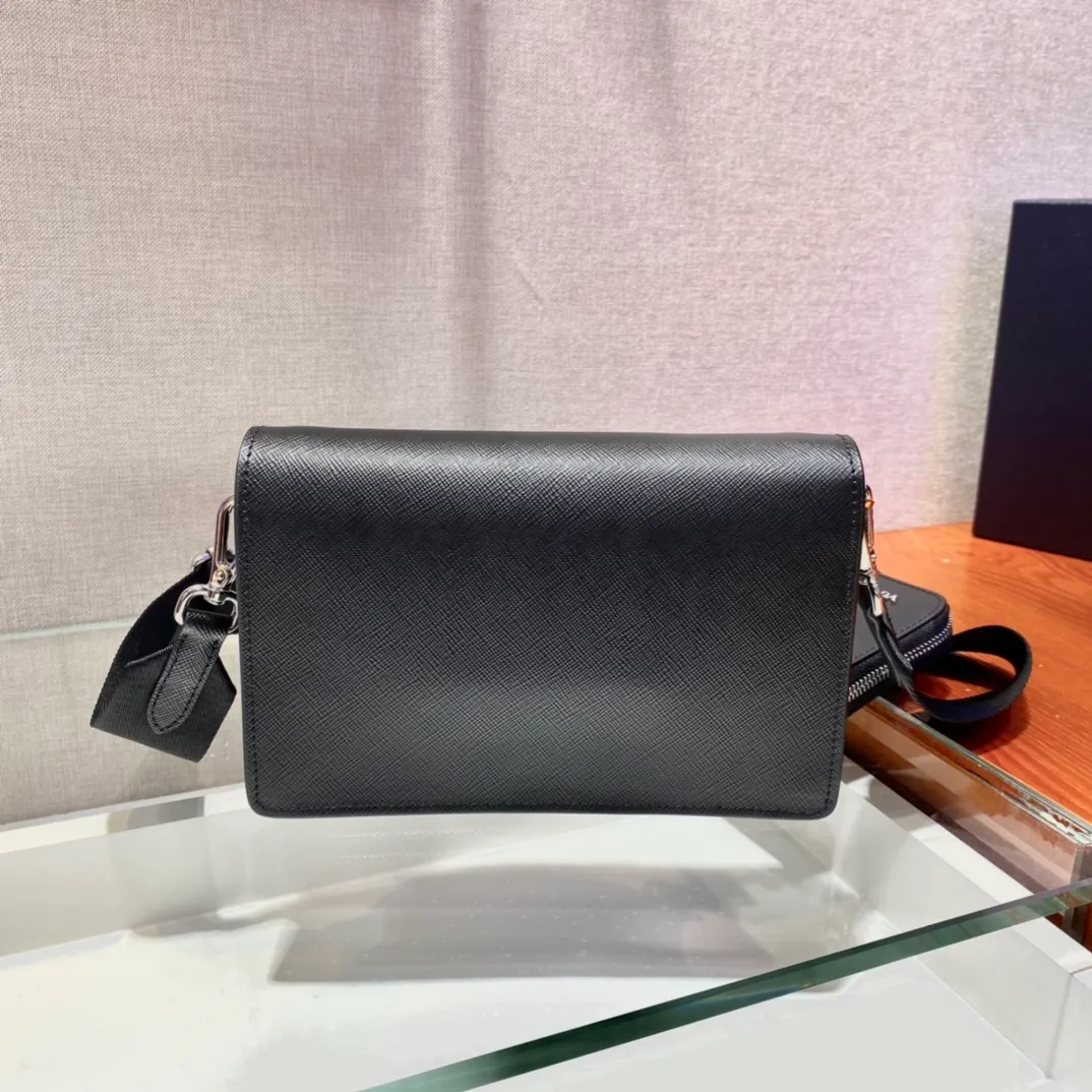 💰1320🎉New three-in-one🎉1BP40👏👏 This mini envelope bag is equipped with a front flap, and the iconic lettering logo is embellished on the front, making the brand style clearly visible. The magnetic buckle closure design is classic, and the shoulder strap allows it to be transformed into a crossbody bag or a shoulder bag. It is versatile and can be used as a handbag. It is lined in soft sheepskin and equipped with a small pocket with a removable mirror. The design is quite thoughtful. Simple and fashionable, babies, hurry up and get it🎉🎉🎉👏👏👏👏 Length 20x Height 12x Bottom 4cm