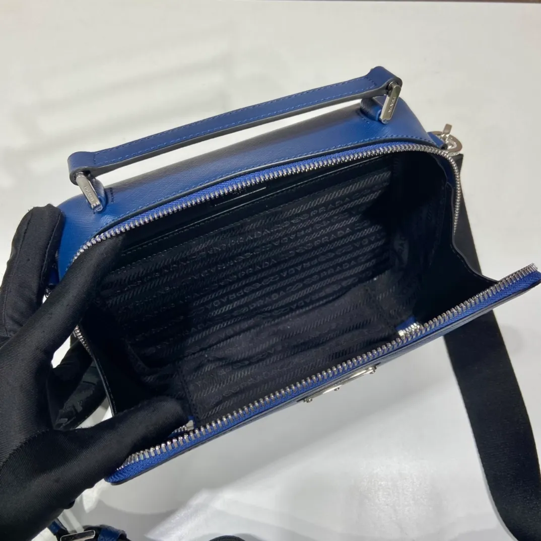 💰1640🎉Upgrade Board🎉2VH069🎉🎉 This Brique handbag is made of Saffiano leather, and its simple lines highlight a striking style. The iconic Saffiano leather material is synonymous with luxury and a status symbol of traditional Italian leather goods manufacturing craftsmanship. This handbag has an elegant design, equipped with handles and a detachable long nylon shoulder strap, which is more simple and elegant. Get it now🎉🎉 Length 22x Height 16x Bottom 6cm