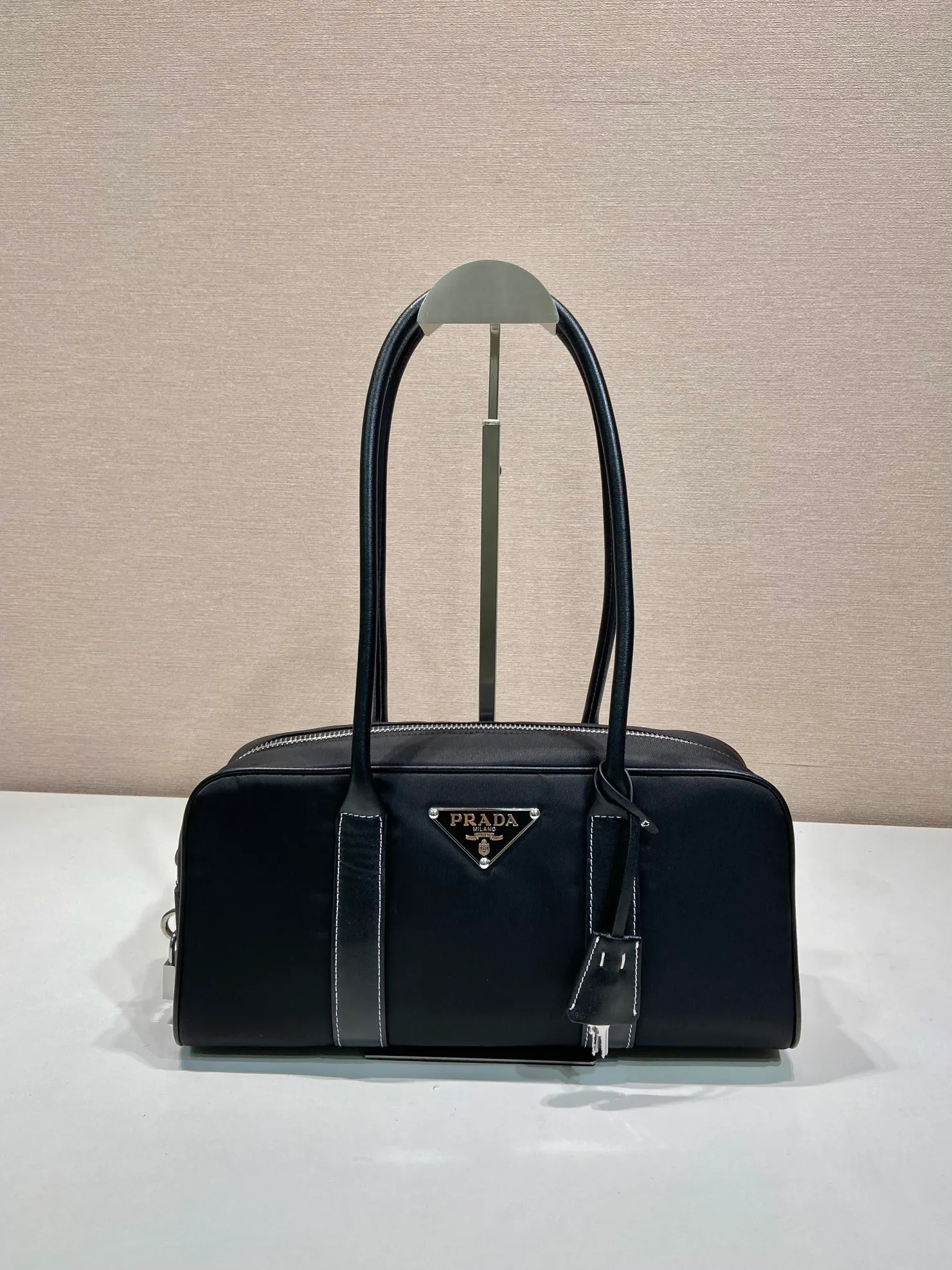 💰1160🎉Second-hand Boston🎉1BG847 long handle🎉🎉 This Boston long-haired handle is super cute🎉, imported nylon fabric and calfskin, with a conspicuous triangle logo and a small lock. It adds a lot of style and sexiness, can be carried on the hand/shoulder, and feels perfect in the hand💯Soft and comfortable, it is a versatile and practical ceiling Boston in all seasons🎉🎉Hurry up and get it🎉🎉Length 32xH15.5xBottom 6cm🎉🎉🎉👏👏👏