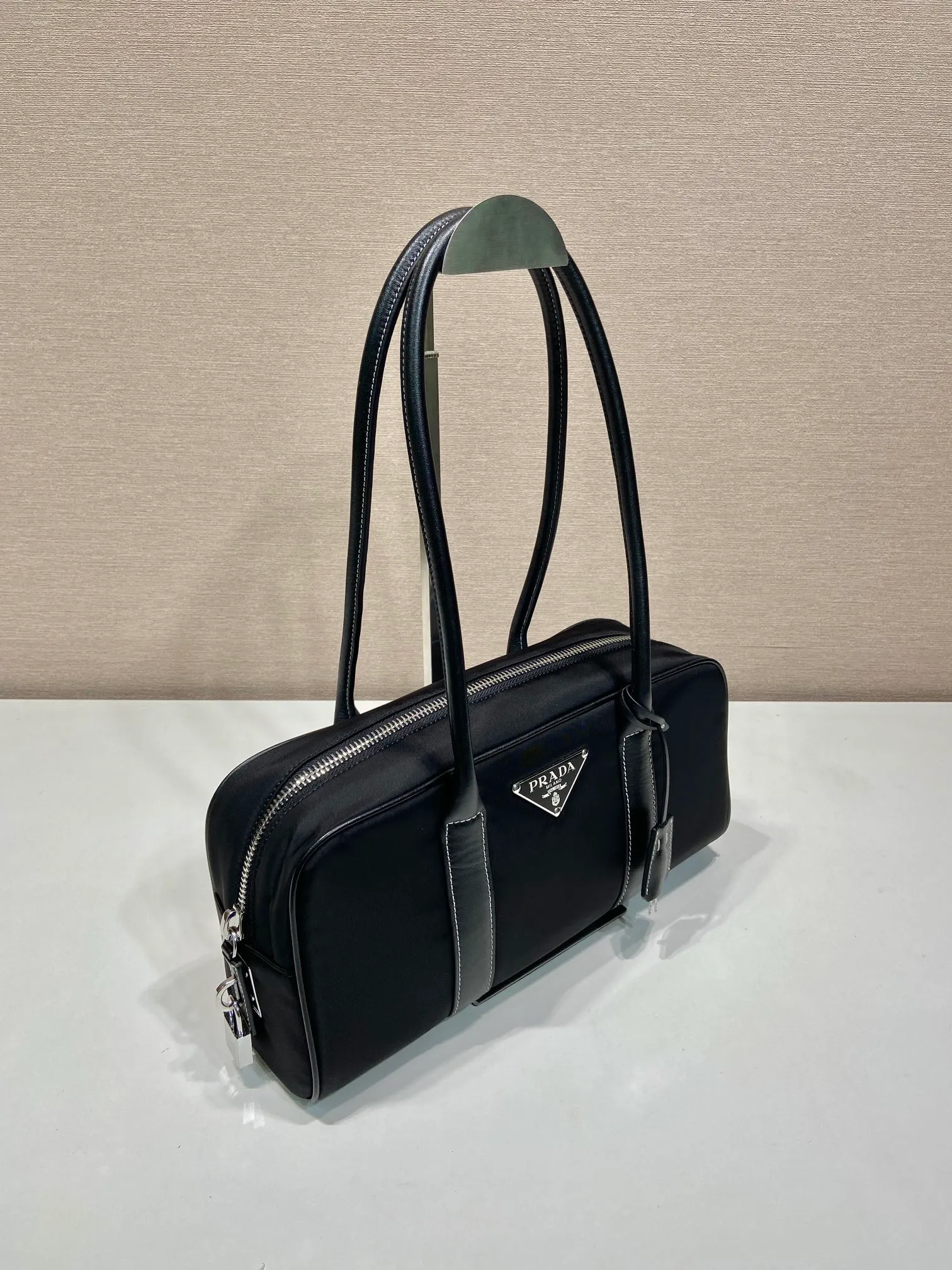 💰1160🎉Second-hand Boston🎉1BG847 long handle🎉🎉 This Boston long-haired handle is super cute🎉, imported nylon fabric and calfskin, with a conspicuous triangle logo and a small lock. It adds a lot of style and sexiness, can be carried on the hand/shoulder, and feels perfect in the hand💯Soft and comfortable, it is a versatile and practical ceiling Boston in all seasons🎉🎉Hurry up and get it🎉🎉Length 32xH15.5xBottom 6cm🎉🎉🎉👏👏👏