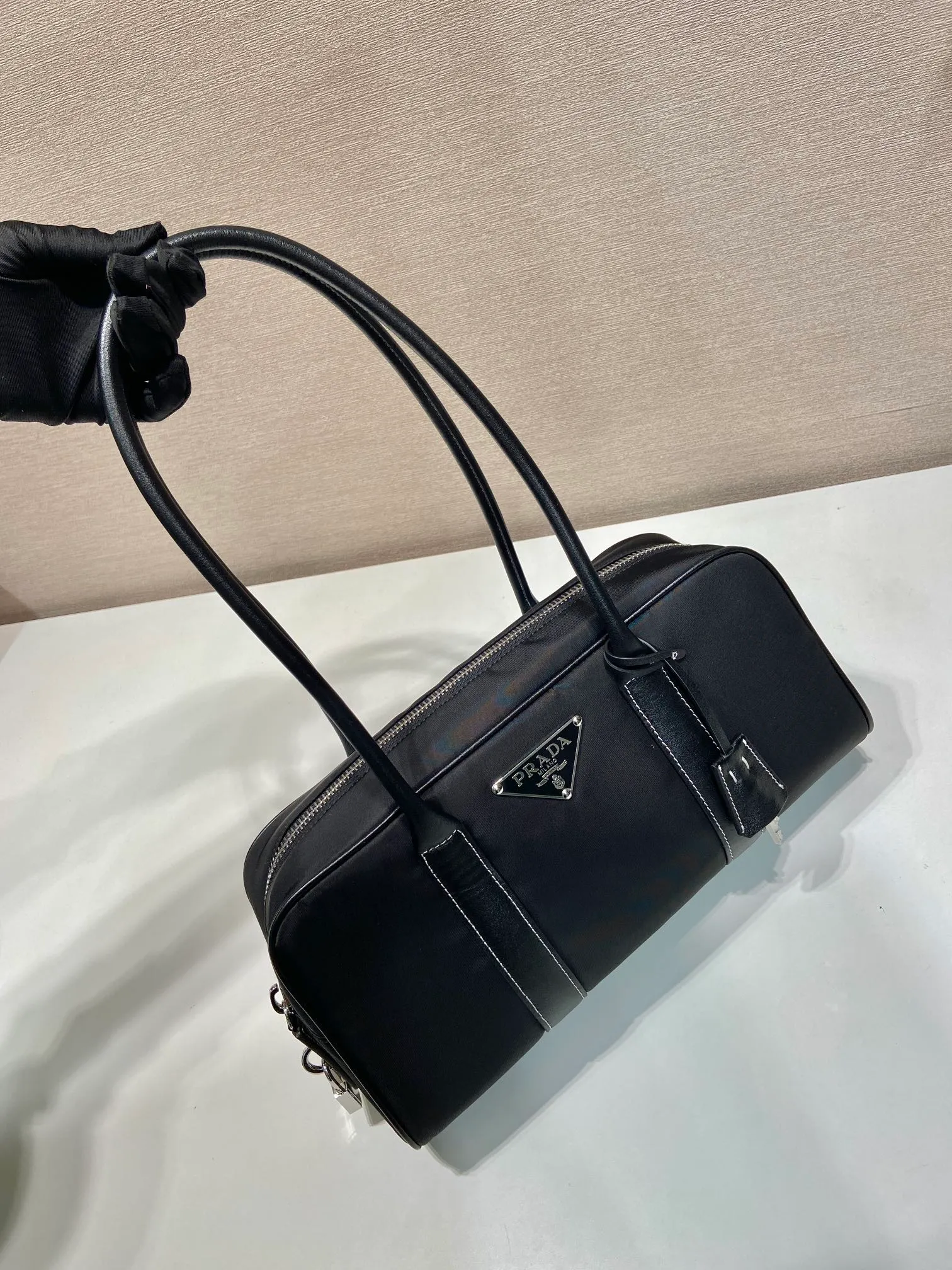 💰1160🎉Second-hand Boston🎉1BG847 long handle🎉🎉 This Boston long-haired handle is super cute🎉, imported nylon fabric and calfskin, with a conspicuous triangle logo and a small lock. It adds a lot of style and sexiness, can be carried on the hand/shoulder, and feels perfect in the hand💯Soft and comfortable, it is a versatile and practical ceiling Boston in all seasons🎉🎉Hurry up and get it🎉🎉Length 32xH15.5xBottom 6cm🎉🎉🎉👏👏👏
