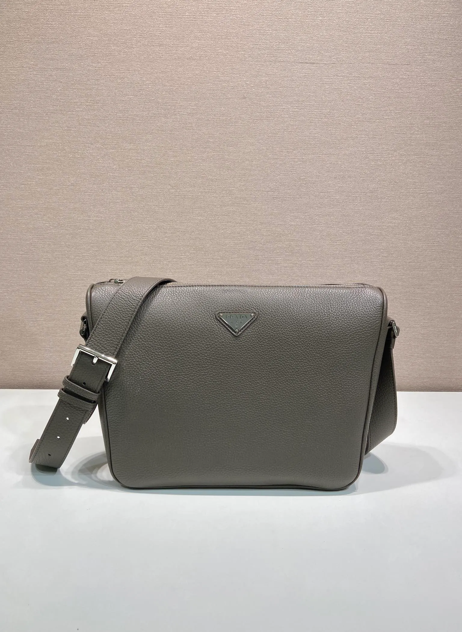 💰1700🎉New messenger bag🎉2VH182 leather shoulder strap🎉🎉 This practical and modern leather handbag is made of soft leather to create an elegant silhouette and a natural texture. Designed with stylish and refined details, it features the signature enameled triangle metal logo. Adjustable leather shoulder strap with buckle buckle. Zipper opening and closing, the upper body effect is very fashionable and spacious, handsome guys, hurry up and get it🎉🎉 Length 30x Height 24x Bottom 13cm🎉🎉🎉💰💰💰