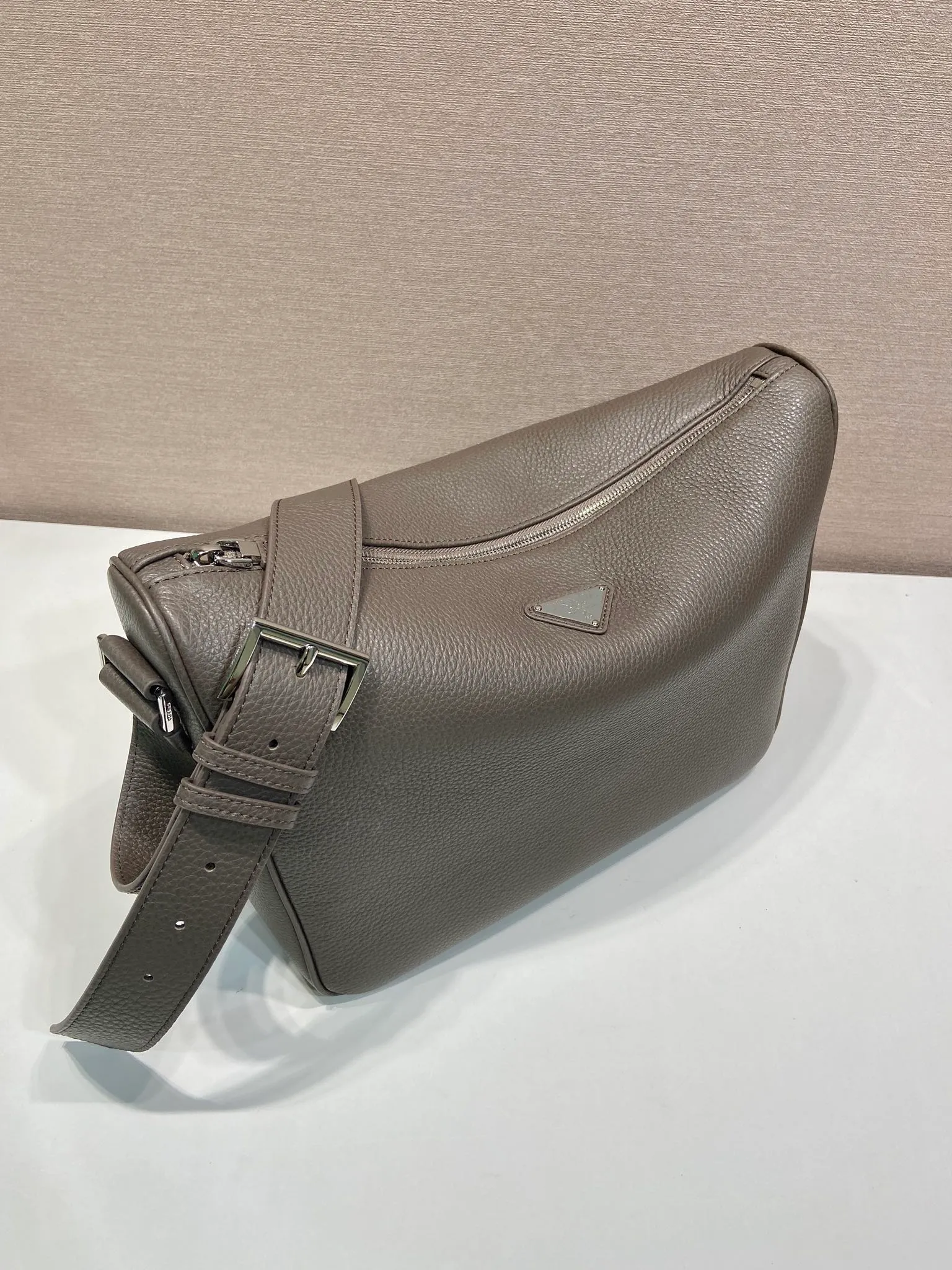 💰1700🎉New messenger bag🎉2VH182 leather shoulder strap🎉🎉 This practical and modern leather handbag is made of soft leather to create an elegant silhouette and a natural texture. Designed with stylish and refined details, it features the signature enameled triangle metal logo. Adjustable leather shoulder strap with buckle buckle. Zipper opening and closing, the upper body effect is very fashionable and spacious, handsome guys, hurry up and get it🎉🎉 Length 30x Height 24x Bottom 13cm🎉🎉🎉💰💰💰