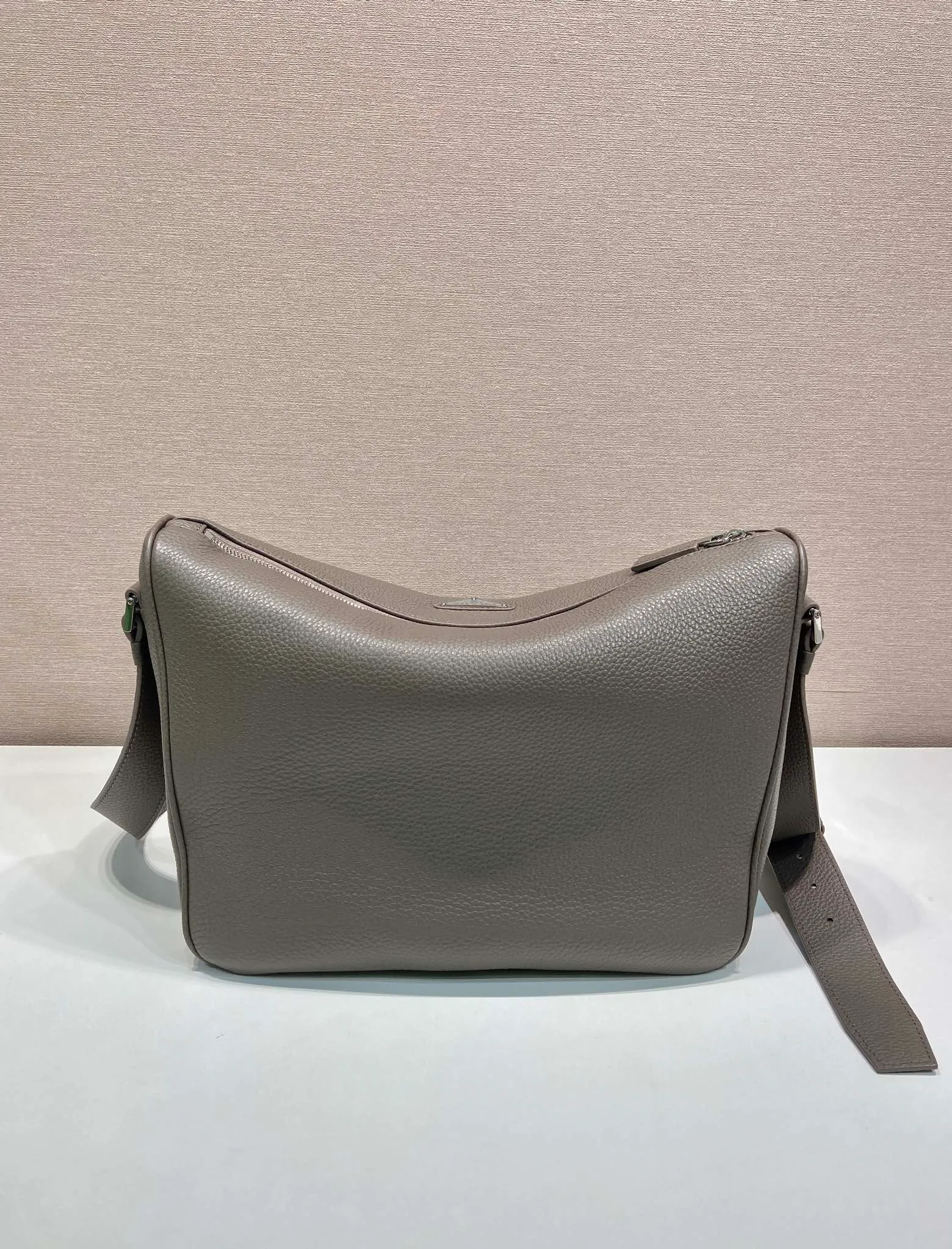 💰1700🎉New messenger bag🎉2VH182 leather shoulder strap🎉🎉 This practical and modern leather handbag is made of soft leather to create an elegant silhouette and a natural texture. Designed with stylish and refined details, it features the signature enameled triangle metal logo. Adjustable leather shoulder strap with buckle buckle. Zipper opening and closing, the upper body effect is very fashionable and spacious, handsome guys, hurry up and get it🎉🎉 Length 30x Height 24x Bottom 13cm🎉🎉🎉💰💰💰