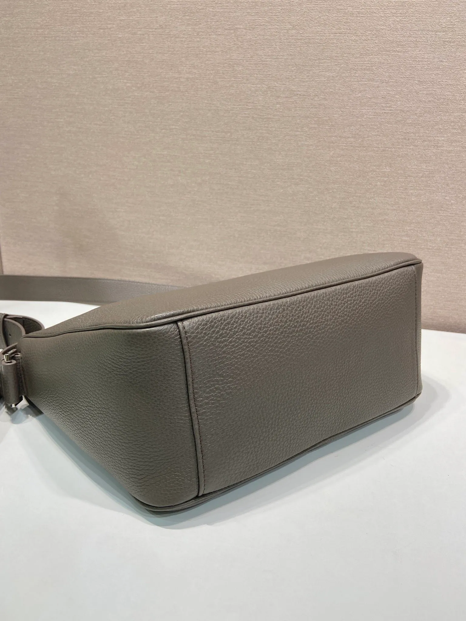 💰1700🎉New messenger bag🎉2VH182 leather shoulder strap🎉🎉 This practical and modern leather handbag is made of soft leather to create an elegant silhouette and a natural texture. Designed with stylish and refined details, it features the signature enameled triangle metal logo. Adjustable leather shoulder strap with buckle buckle. Zipper opening and closing, the upper body effect is very fashionable and spacious, handsome guys, hurry up and get it🎉🎉 Length 30x Height 24x Bottom 13cm🎉🎉🎉💰💰💰