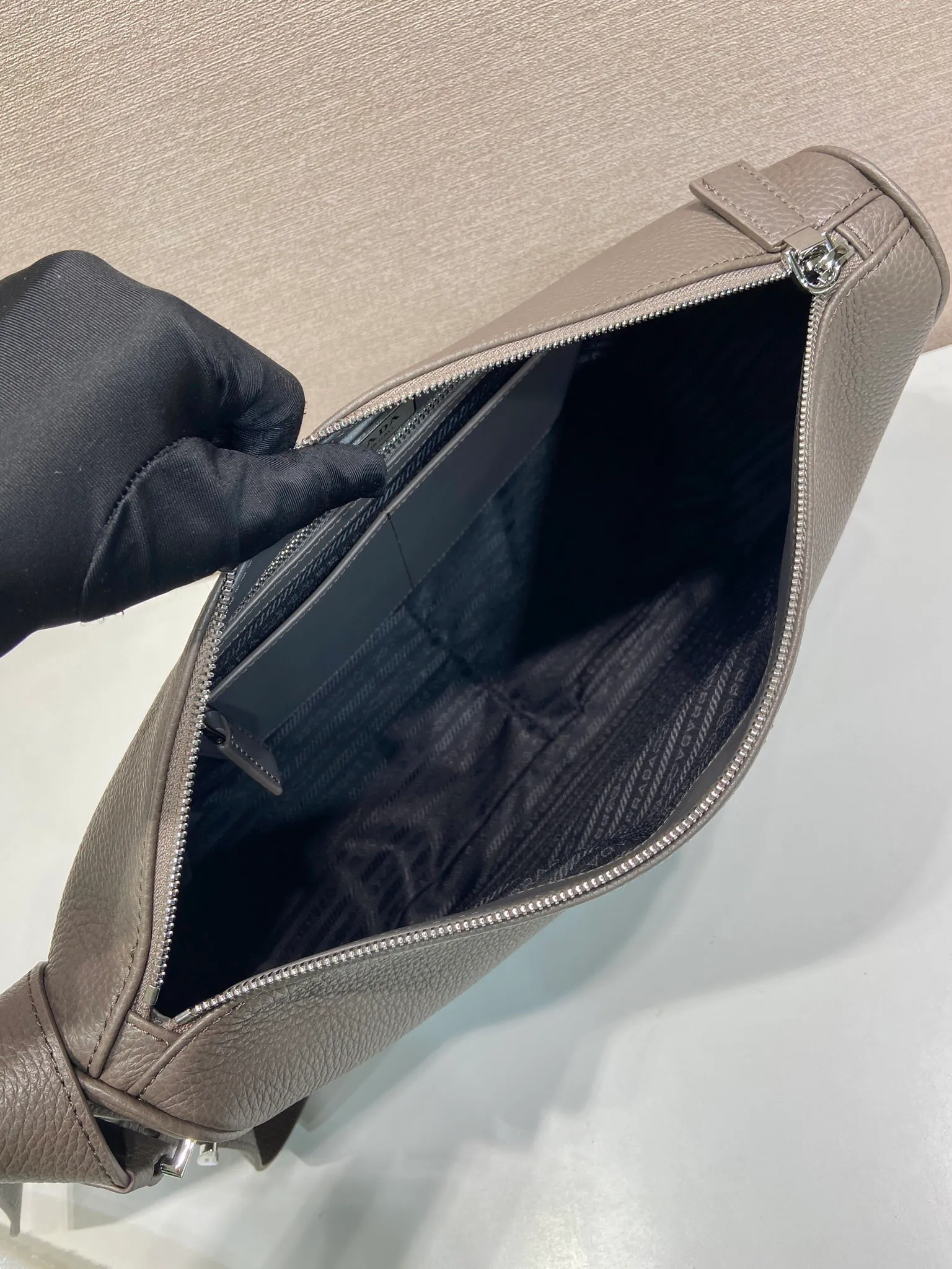 💰1700🎉New messenger bag🎉2VH182 leather shoulder strap🎉🎉 This practical and modern leather handbag is made of soft leather to create an elegant silhouette and a natural texture. Designed with stylish and refined details, it features the signature enameled triangle metal logo. Adjustable leather shoulder strap with buckle buckle. Zipper opening and closing, the upper body effect is very fashionable and spacious, handsome guys, hurry up and get it🎉🎉 Length 30x Height 24x Bottom 13cm🎉🎉🎉💰💰💰