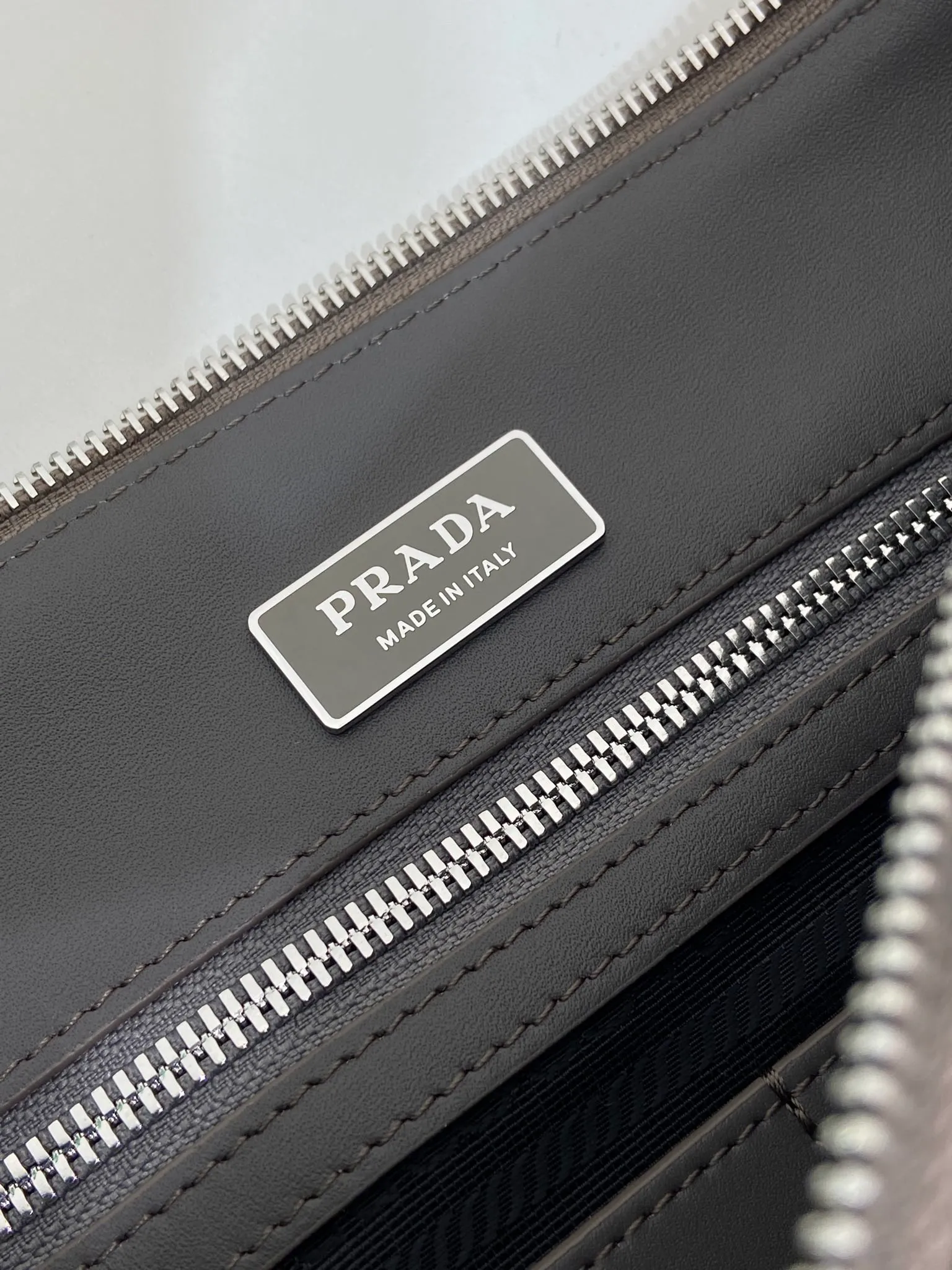 💰1700🎉New messenger bag🎉2VH182 leather shoulder strap🎉🎉 This practical and modern leather handbag is made of soft leather to create an elegant silhouette and a natural texture. Designed with stylish and refined details, it features the signature enameled triangle metal logo. Adjustable leather shoulder strap with buckle buckle. Zipper opening and closing, the upper body effect is very fashionable and spacious, handsome guys, hurry up and get it🎉🎉 Length 30x Height 24x Bottom 13cm🎉🎉🎉💰💰💰