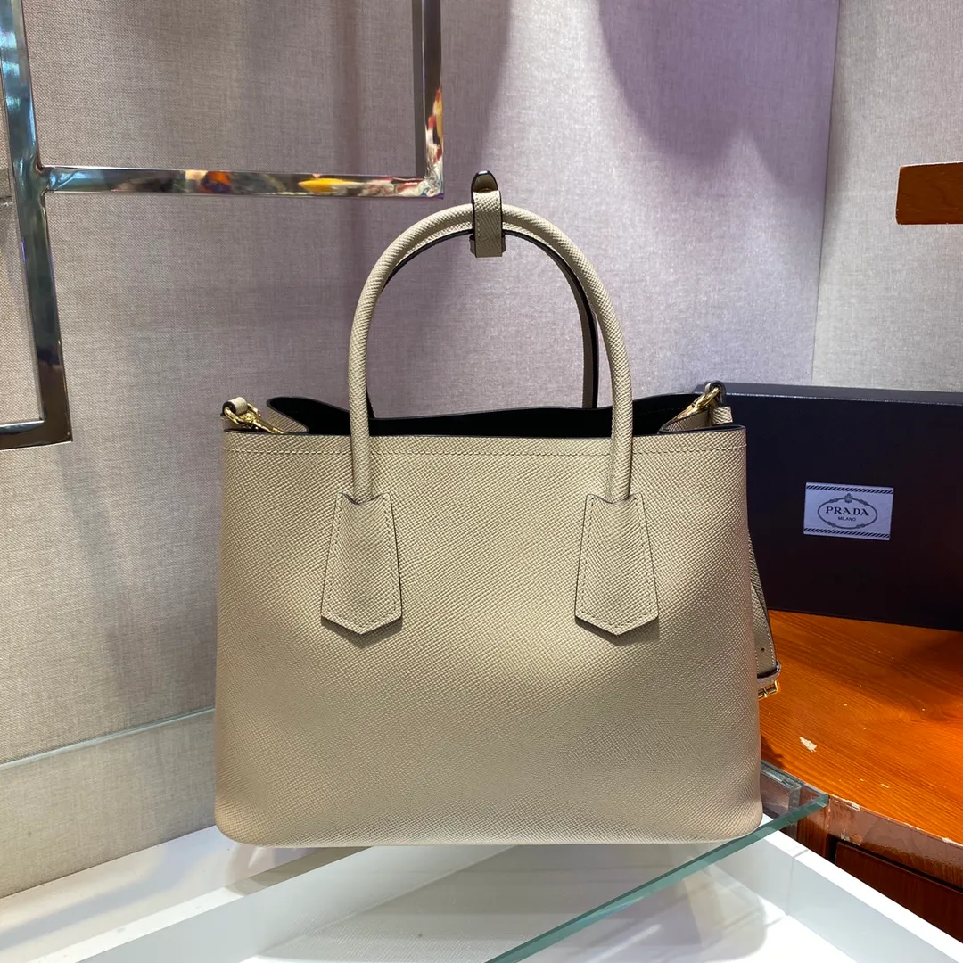 💰2040, P’s classic model 1BG775, new colors have arrived [color][color][color], fully upgraded, using imported thick cross-grain cow + contrasting calf leather inside, top brushed hardware, color matching handle, 175 OEM code, a timeless shopping bag [naughty][naughty][naughty], fashionable and generous, length 33x height 24.5x bottom 14cm