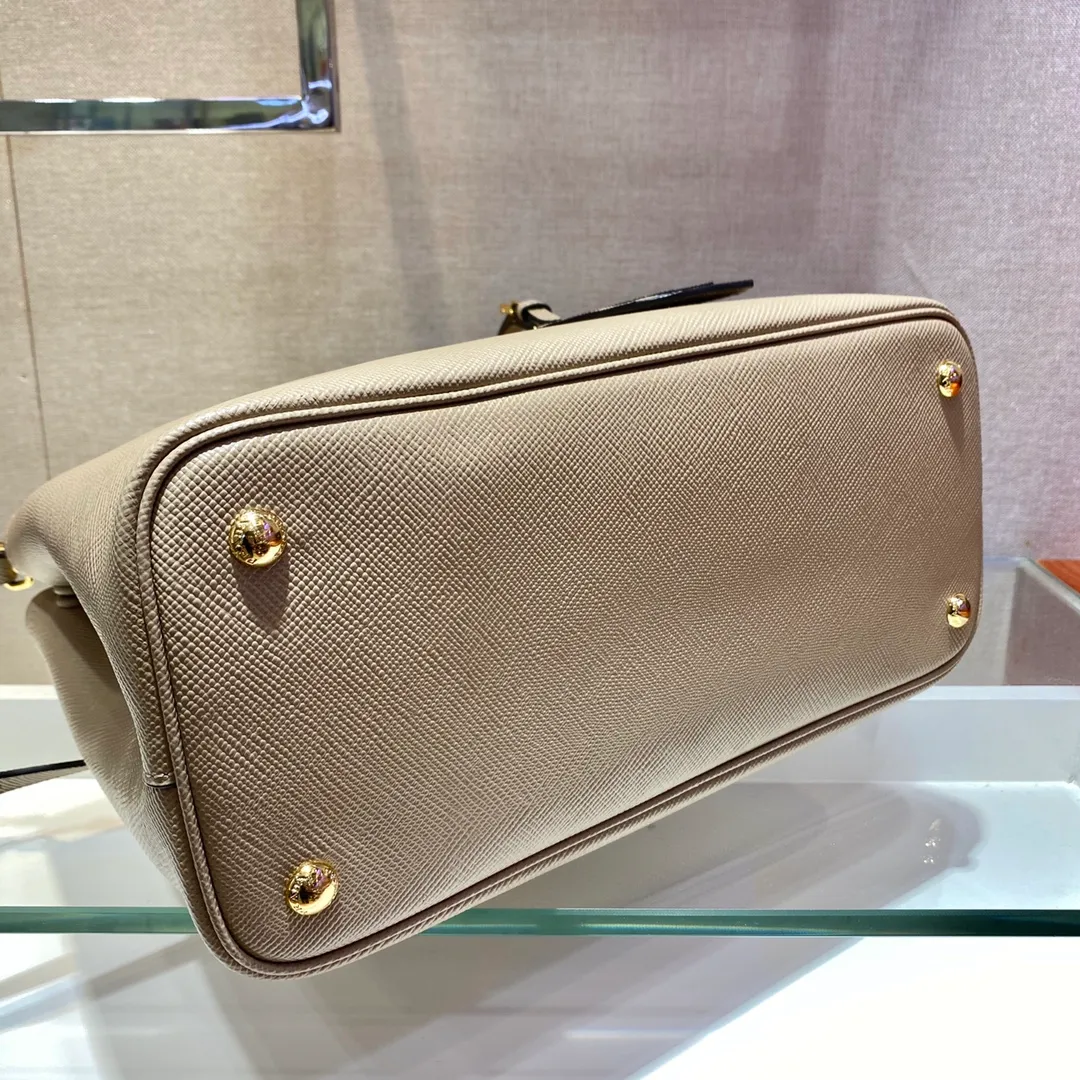 💰2040, P’s classic model 1BG775, new colors have arrived [color][color][color], fully upgraded, using imported thick cross-grain cow + contrasting calf leather inside, top brushed hardware, color matching handle, 175 OEM code, a timeless shopping bag [naughty][naughty][naughty], fashionable and generous, length 33x height 24.5x bottom 14cm