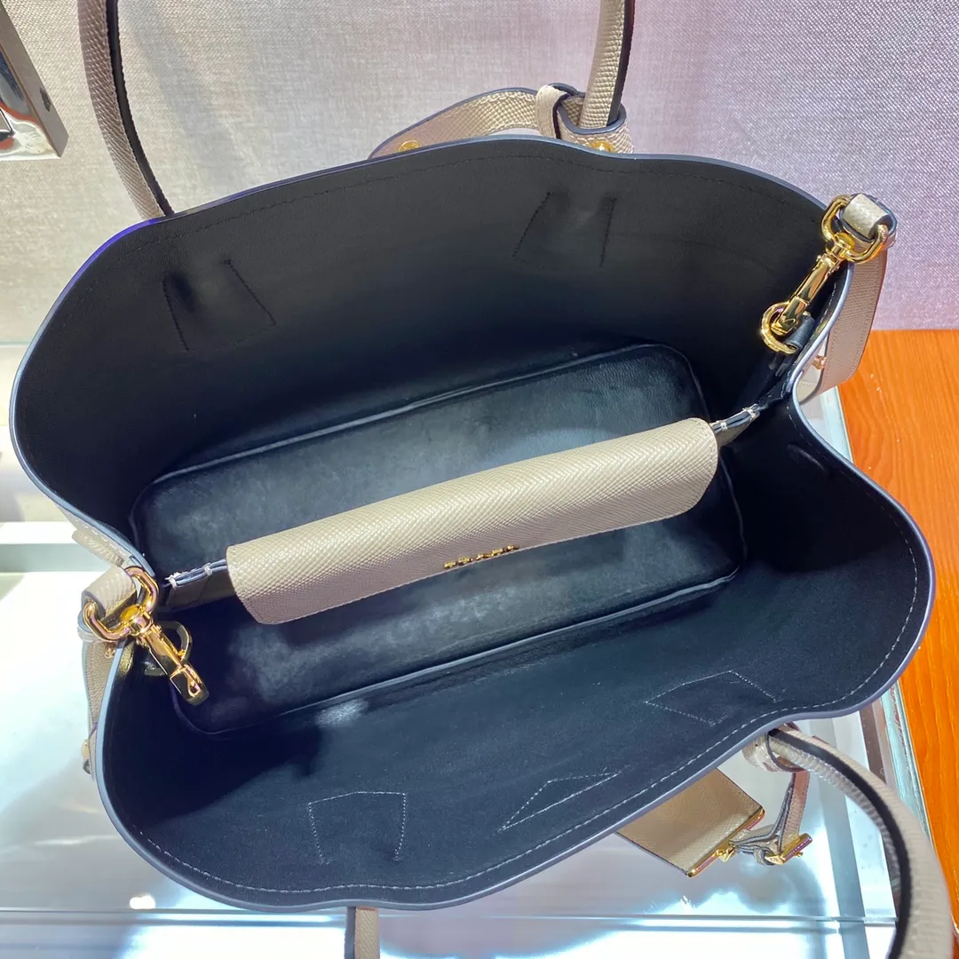 💰2040, P’s classic model 1BG775, new colors have arrived [color][color][color], fully upgraded, using imported thick cross-grain cow + contrasting calf leather inside, top brushed hardware, color matching handle, 175 OEM code, a timeless shopping bag [naughty][naughty][naughty], fashionable and generous, length 33x height 24.5x bottom 14cm